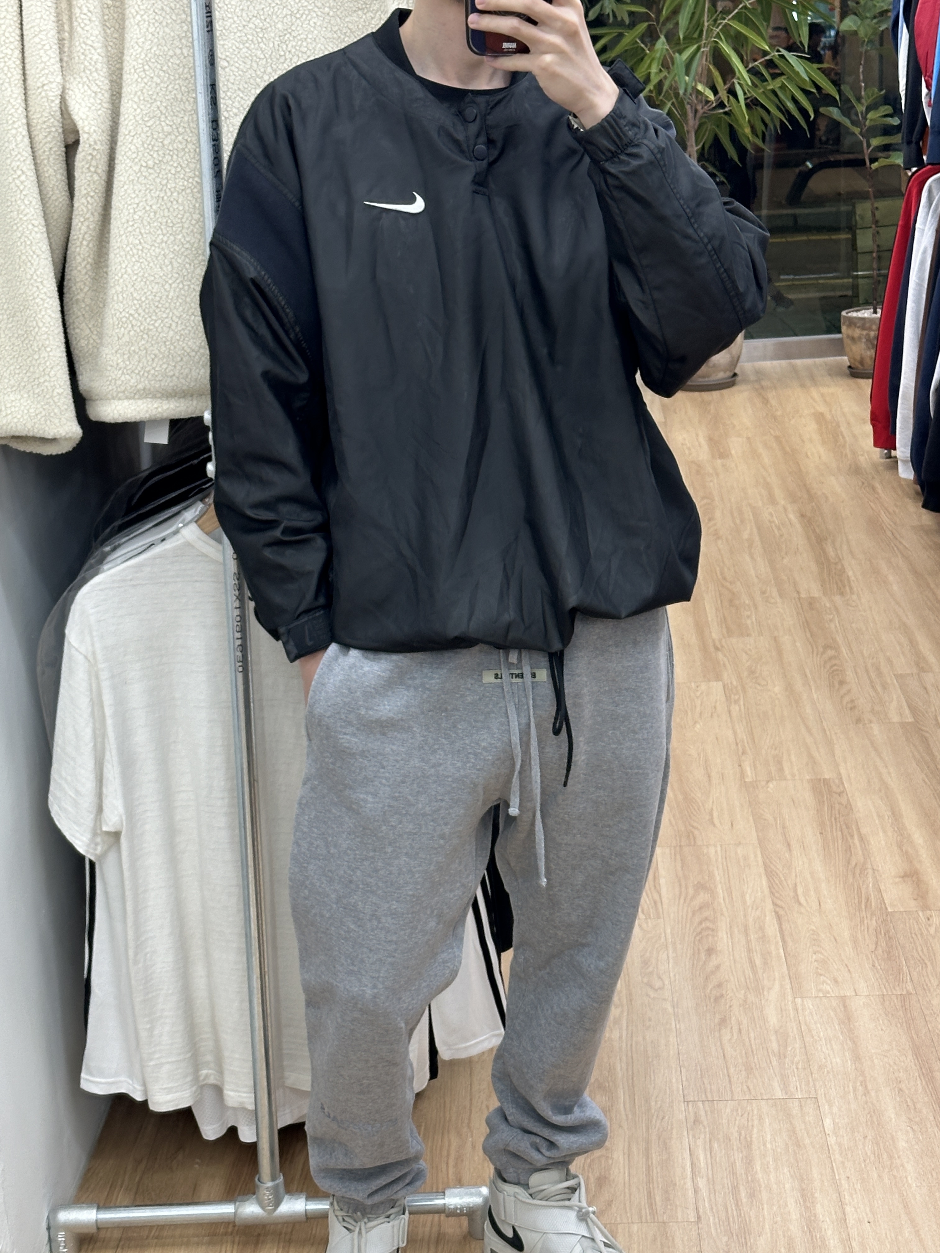 Nike x Fear of God NRG LS Henley Top Black 착용 스타일 - 1