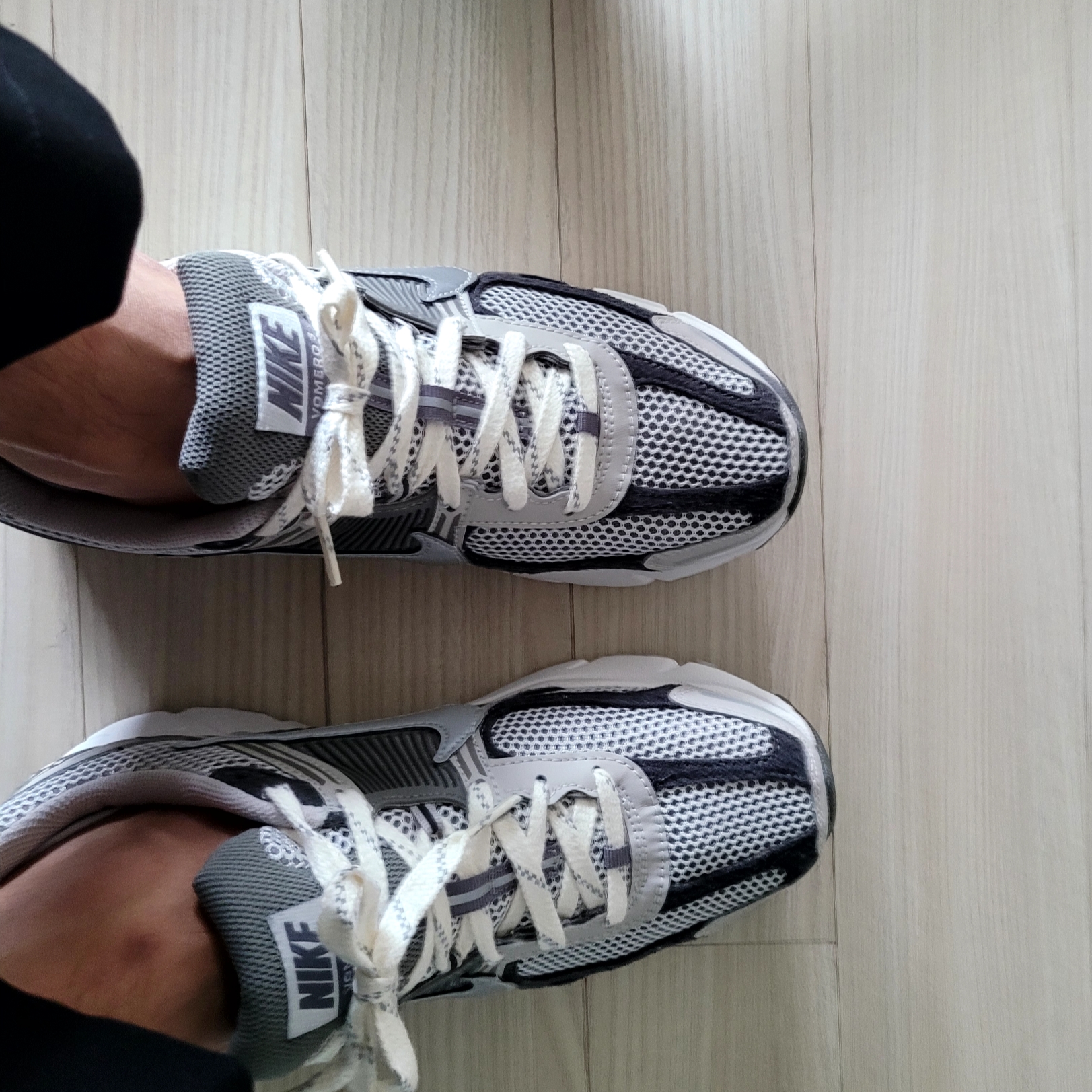 Nike Zoom Vomero 5 PRM Light Iron Ore and Flat Fewter 착용 스타일