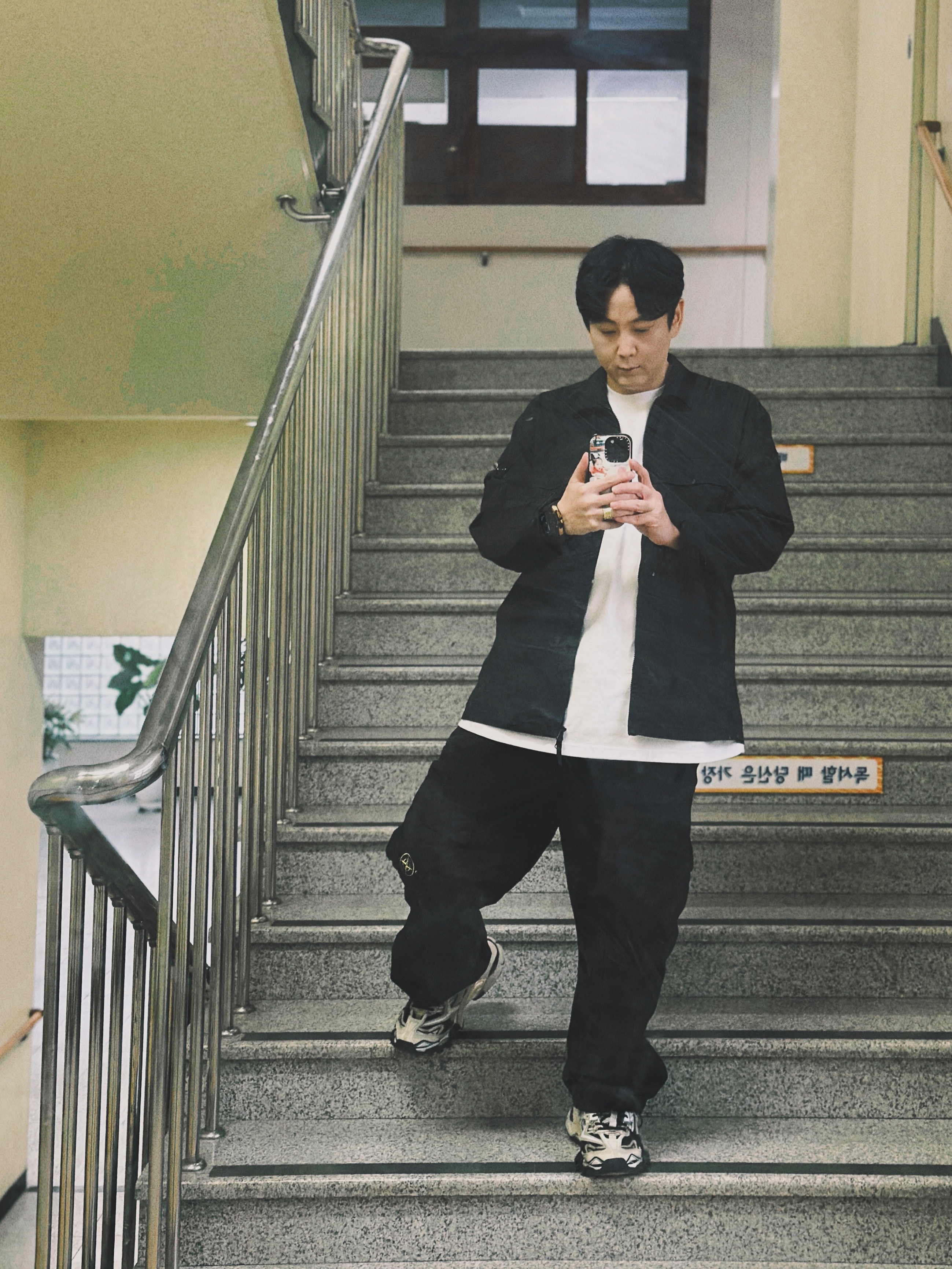 Stone Island 311WA OLD Treatment Brushed Cotton Canvas Cargo Pants Black - 24SS, Stone Island 10210 Double Pocket Cotton Overshirt Black - 23SS 착용 스타일