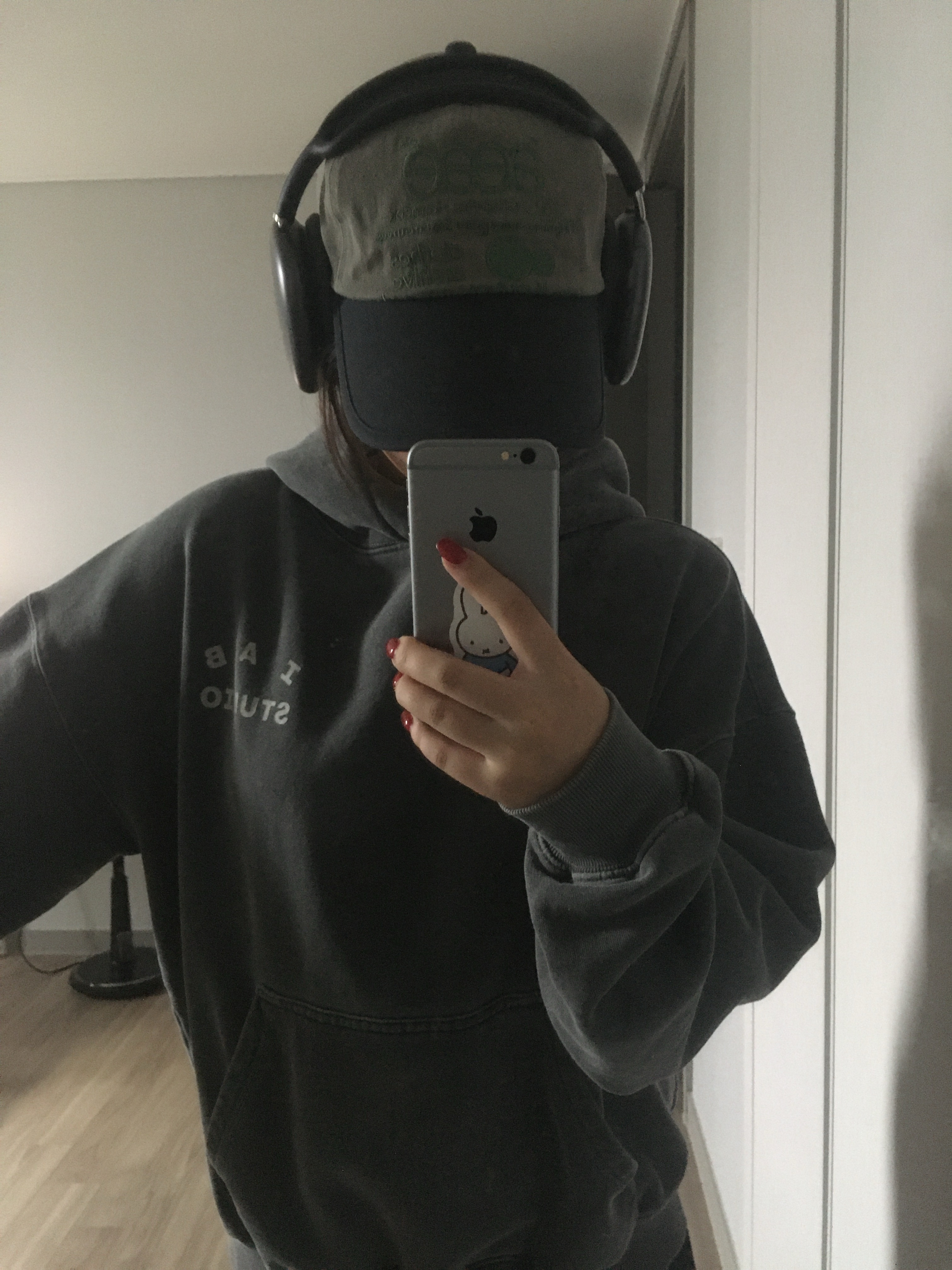 IAB Studio Pigment Hoodie & Sack Black, Aeae Web Logo 5 Pannel Ball Cap Grey Navy 착용 스타일