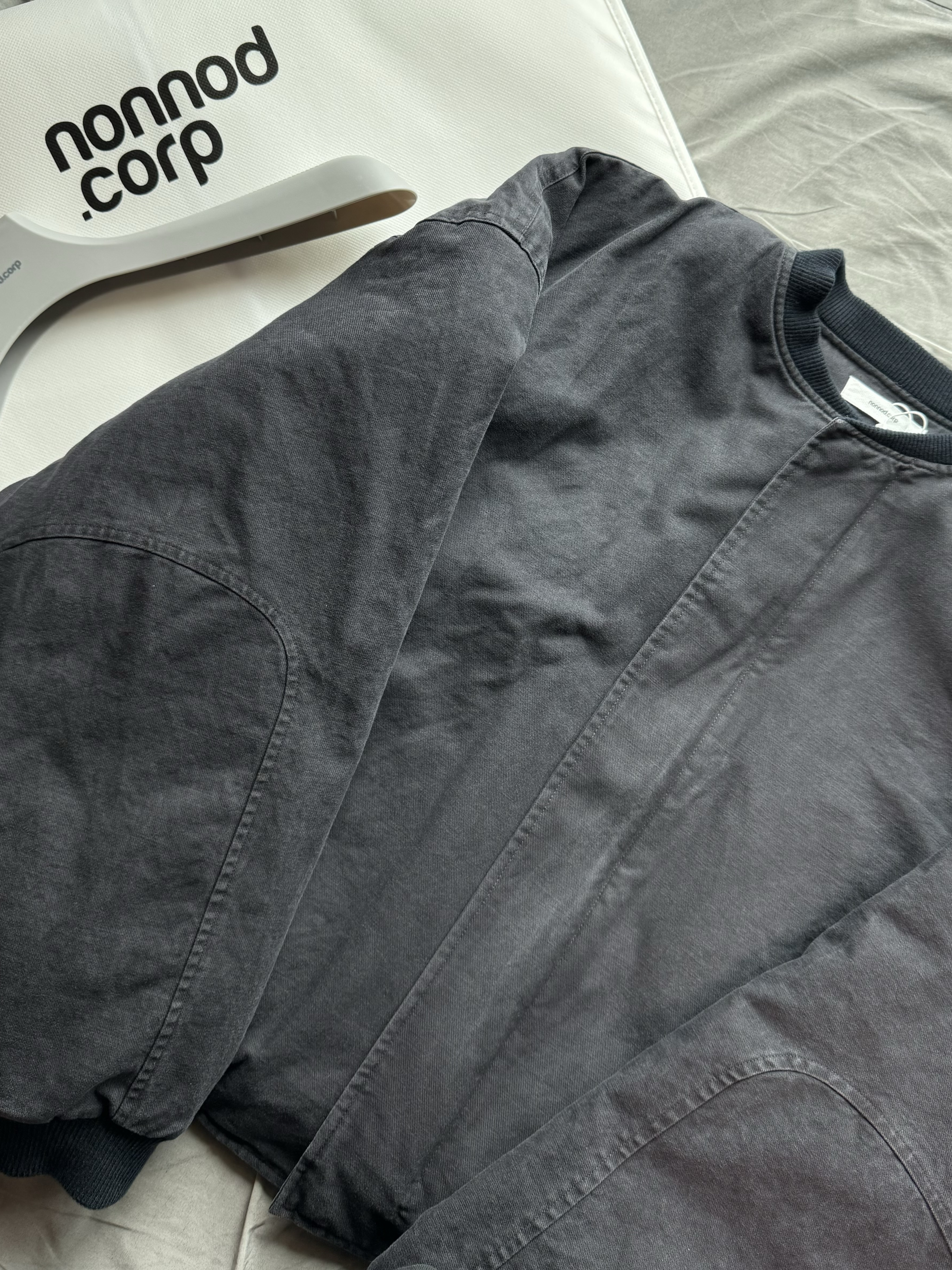 Nonnod Sulfur Dye Serge Bomber Jacket Vintage Navy Black, Nonnod Scuba Zip Hoodie Grey 착용 스타일 - 3