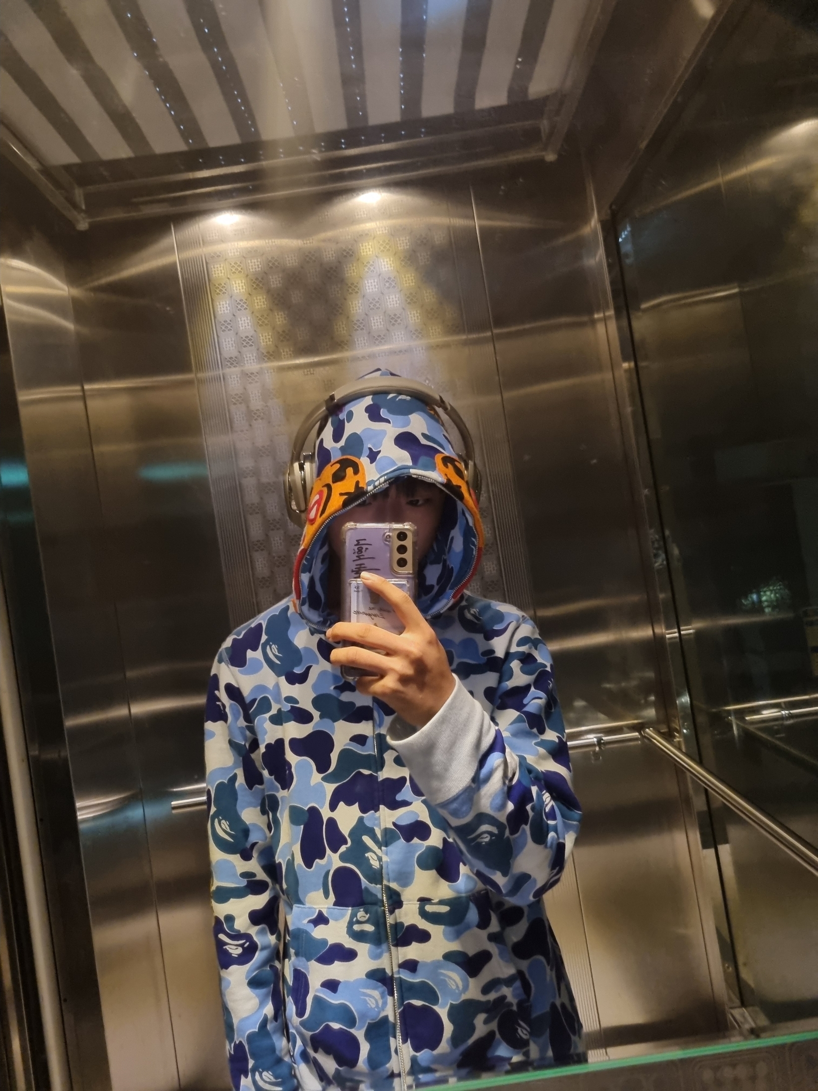 BAPE ABC Camo Tiger Full Zip Hoodie Blue, JBL TOUR ONE M2 Wireless Headphones Champagne 착용 스타일 - 3