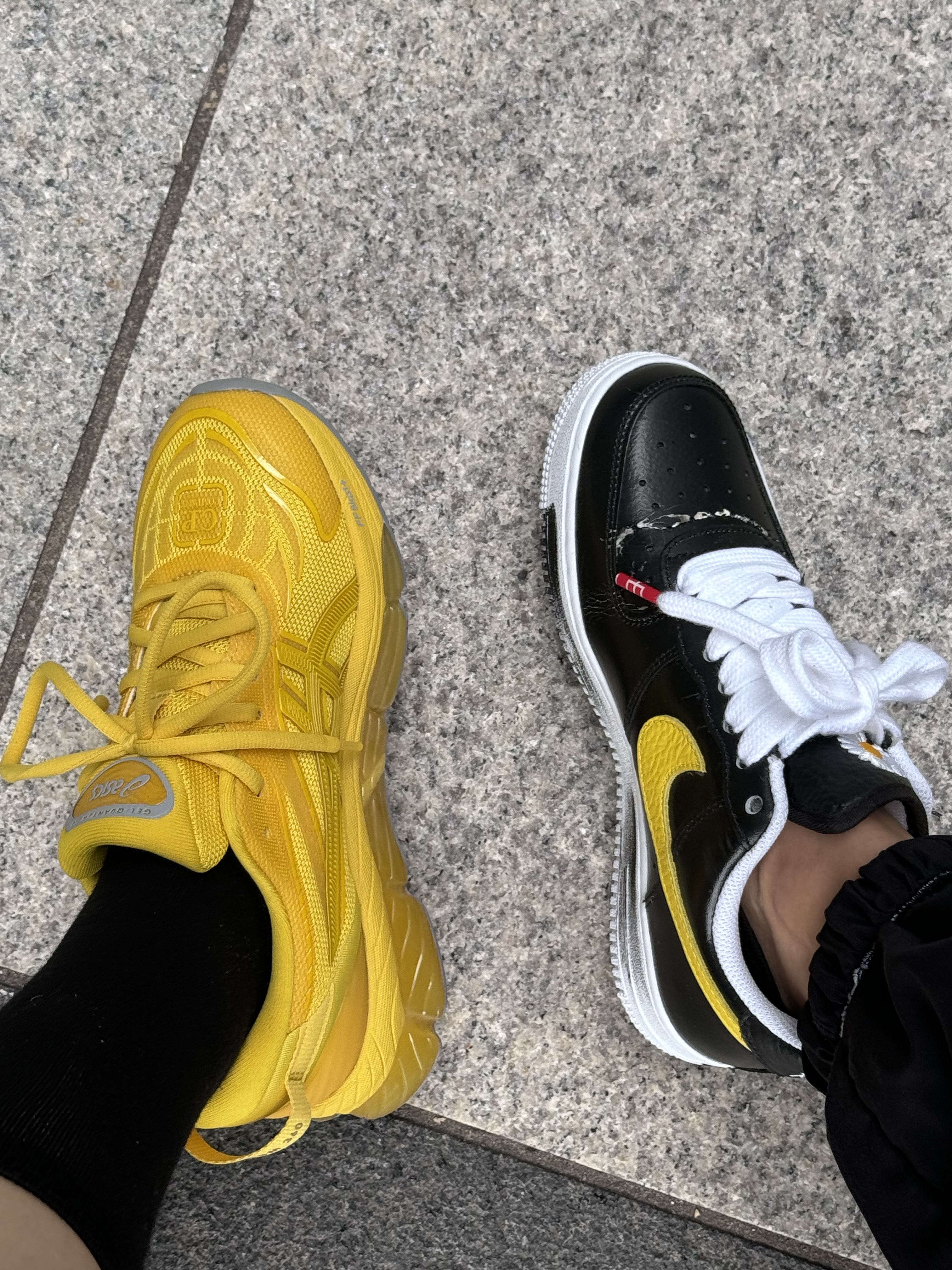 Asics x C.P. Company Gel-Quantum 360 VIII Yellow, Nike x Peaceminusone Air Force 1 Low Para-Noise 3.0 Black and Multicolor 착용 스타일 - 2
