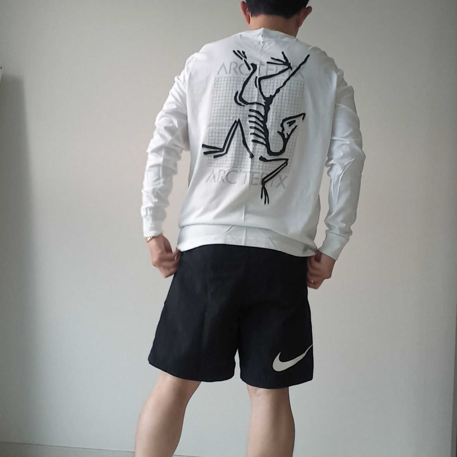 Arc'teryx Arc'Multi Bird Logo LS T-Shirt White Light, Nike x Stussy Shorts Black (FJ9167-010) 착용 스타일 - 1
