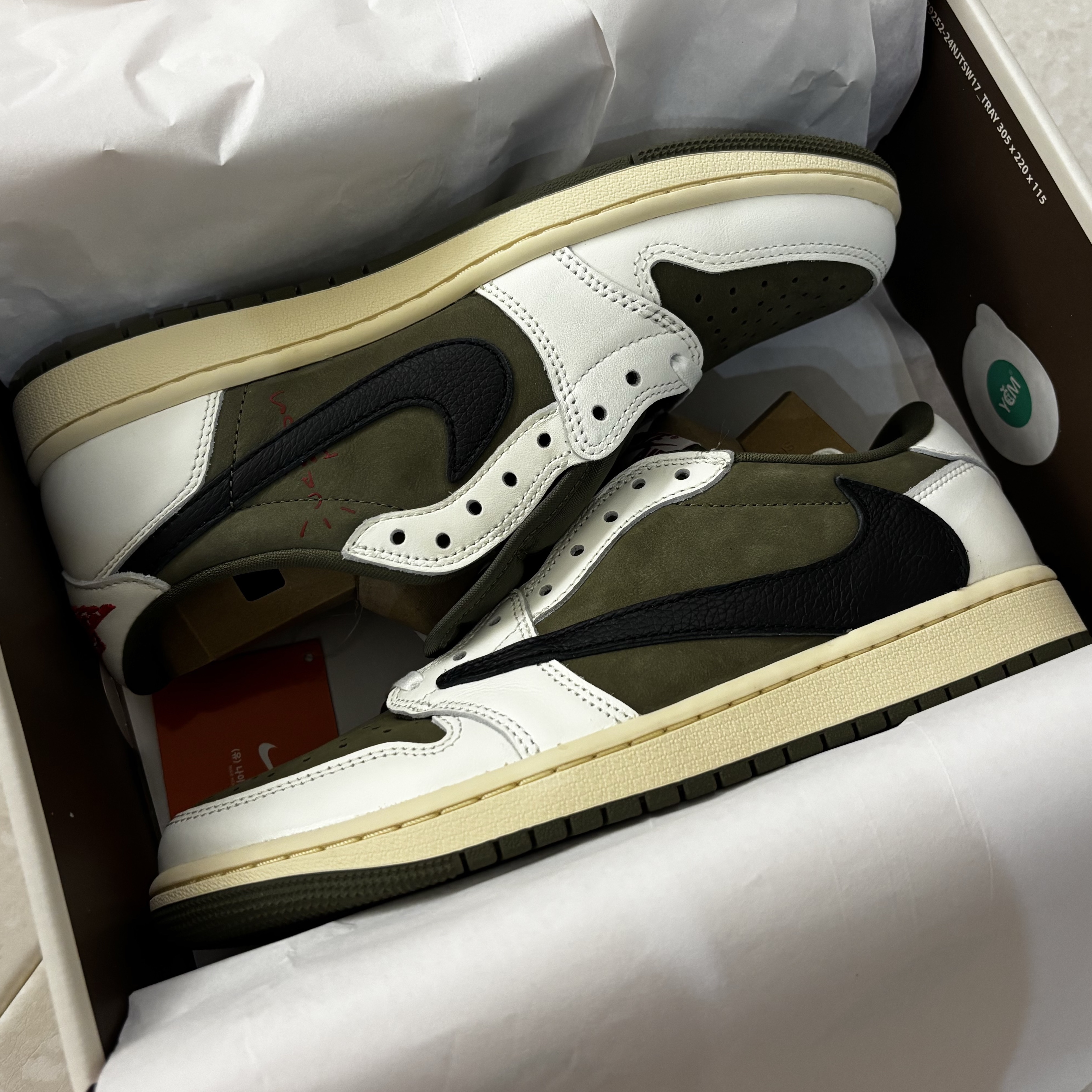 Jordan 1 x Travis Scott Retro Low OG SP Reverse Olive 착용 스타일