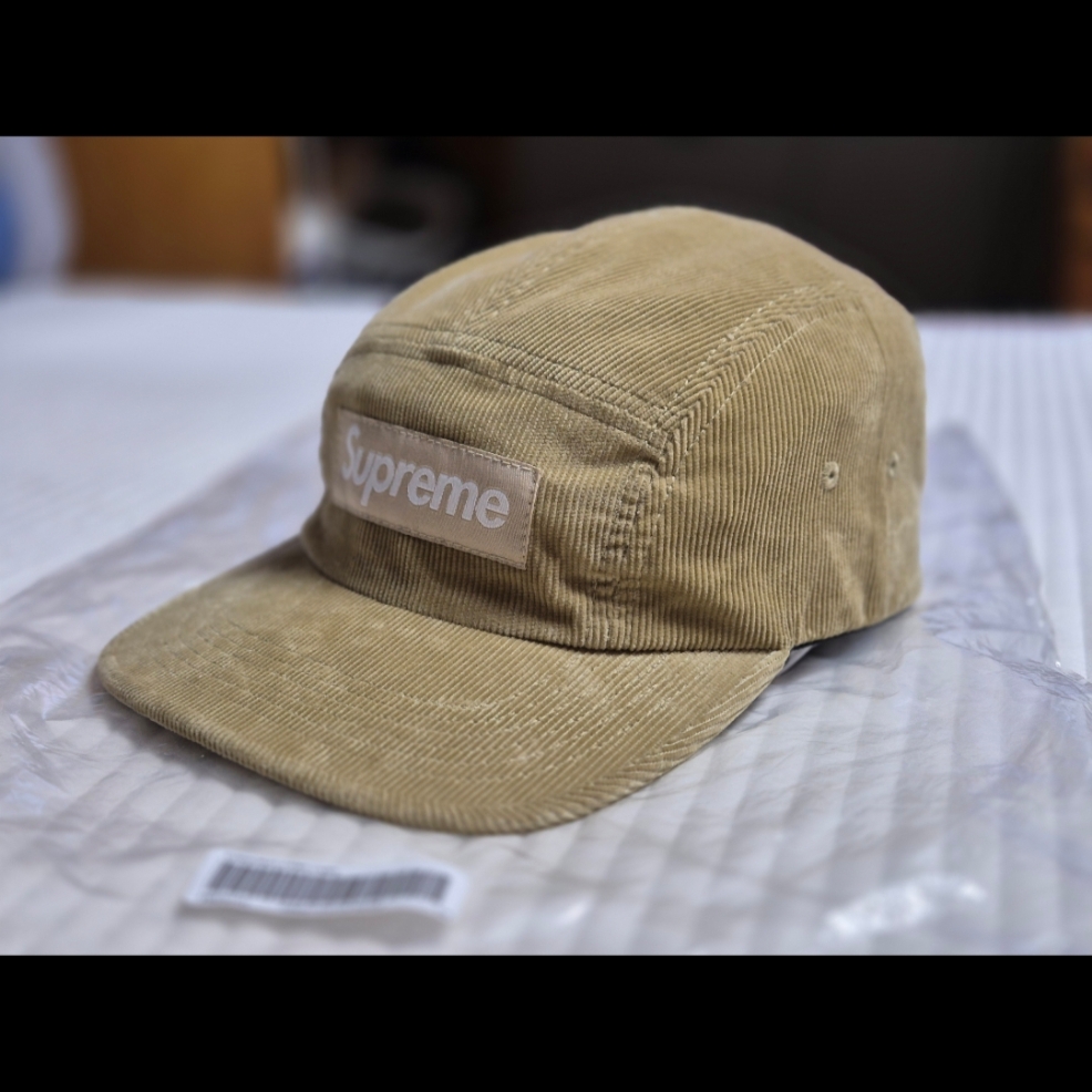 Supreme Corduroy Camp Cap Beige - 23FW, Supreme 2-Tone S Logo 6-Panel Black - 24SS 착용 스타일 - 1