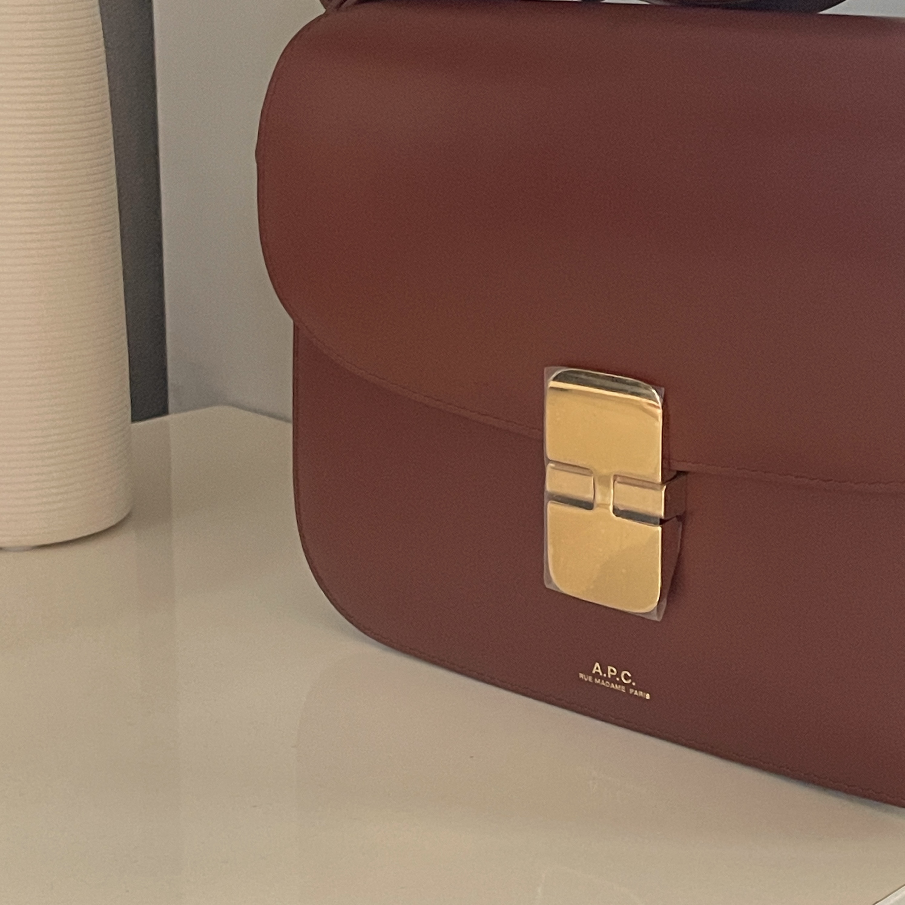 A.P.C. Grace Small Bag Nut Brown 착용 스타일 - 2