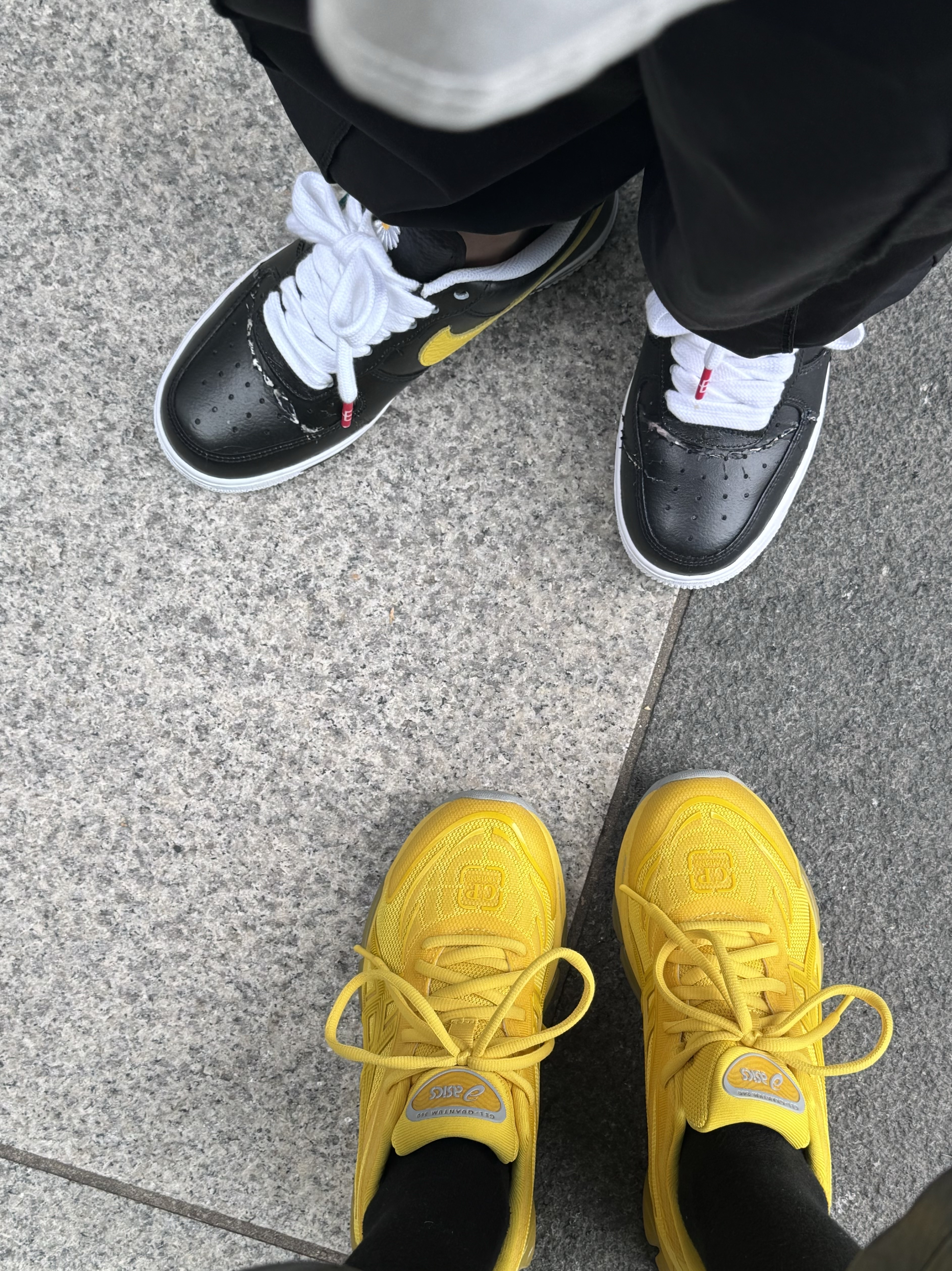 Asics x C.P. Company Gel-Quantum 360 VIII Yellow, Nike x Peaceminusone Air Force 1 Low Para-Noise 3.0 Black and Multicolor 착용 스타일 - 1
