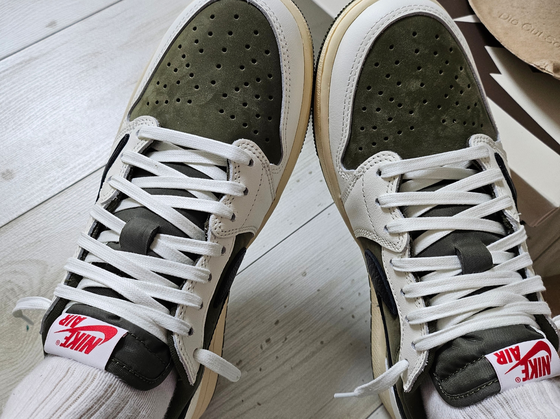 Jordan 1 x Travis Scott Retro Low OG SP Reverse Olive 착용 스타일 - 2