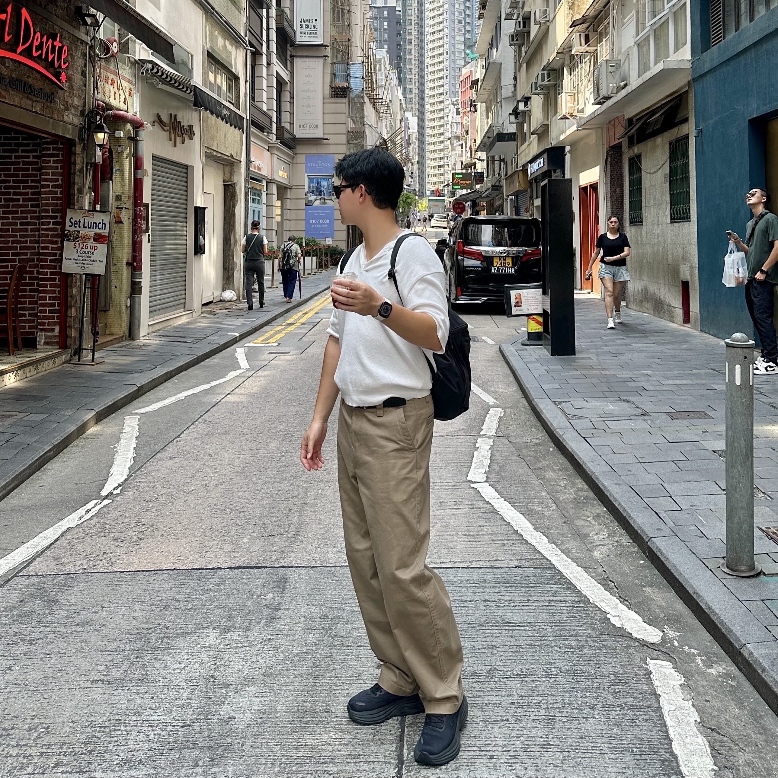 Arc'teryx Heliad 15 Backpack Black, Apple Watch Series 10 46mm Cellular Jet Black Aluminium Case with Solo Loop Light Blush (Korean Ver.) 착용 스타일
