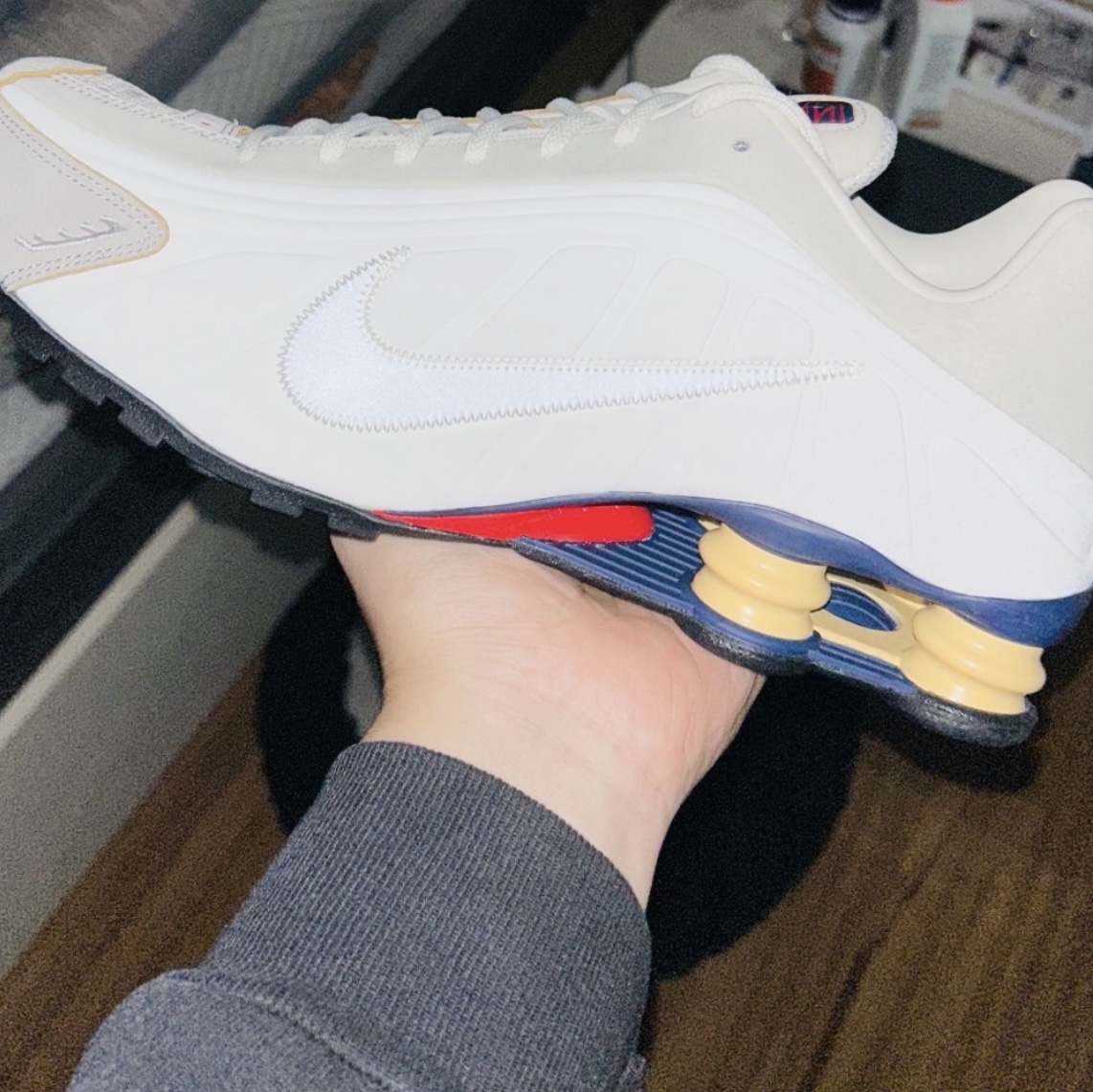 Nike Shox R4 PRM Light Iron Ore and Phantom 착용 스타일