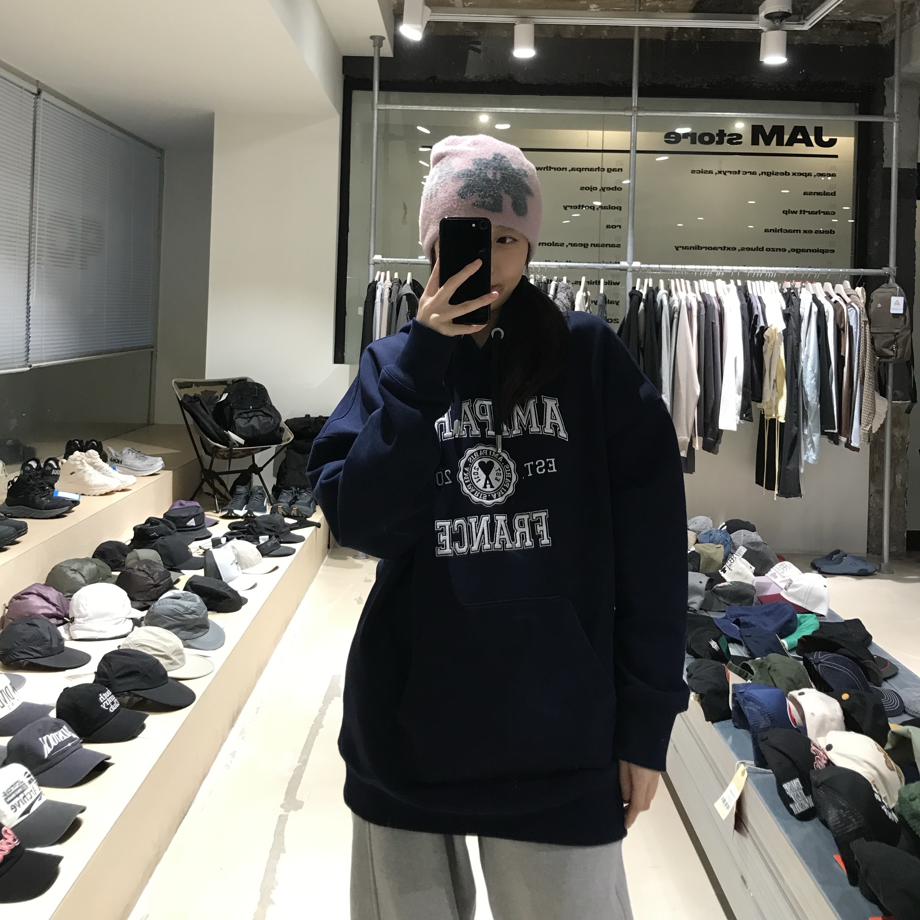 AMI Paris France Hoodie Nautic Blue 착용 스타일
