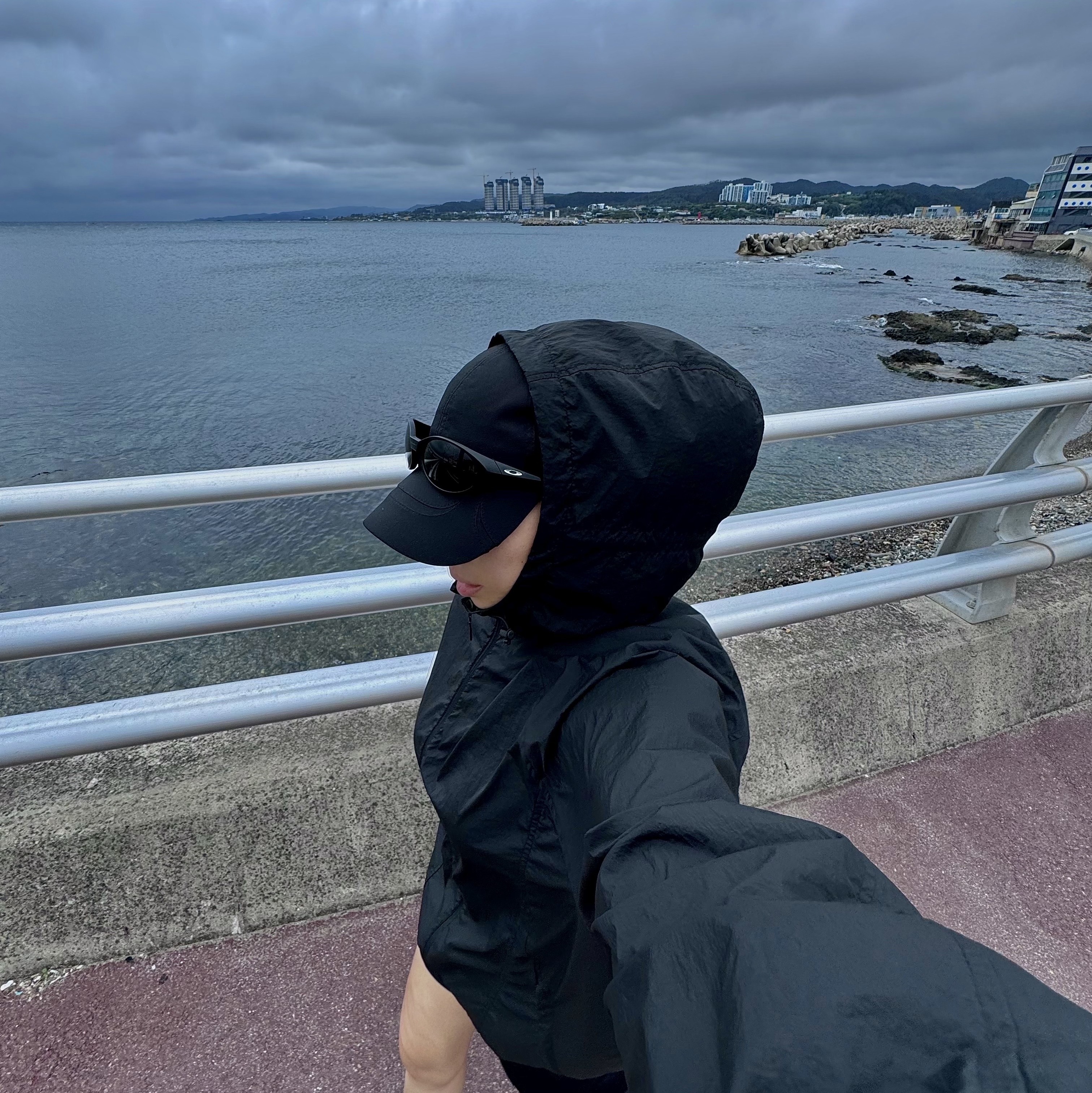 Oakley Eye Jacket Redux Matte Black Frame Prizm Grey Lenses High Bridge Fit, Nike x Drake Nocta Club Cap Black 착용 스타일 - 1