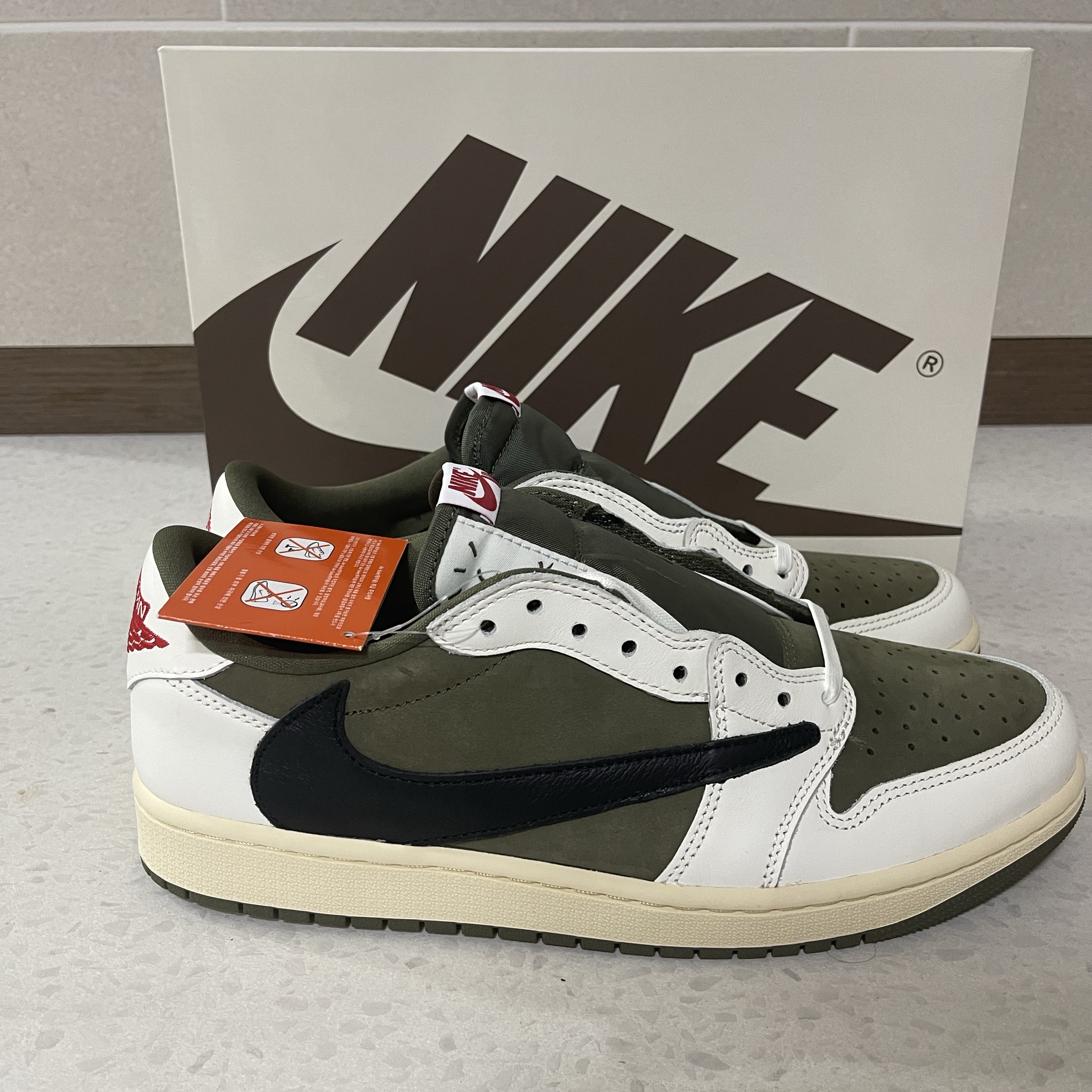 Jordan 1 x Travis Scott Retro Low OG SP Reverse Olive 착용 스타일 - 2