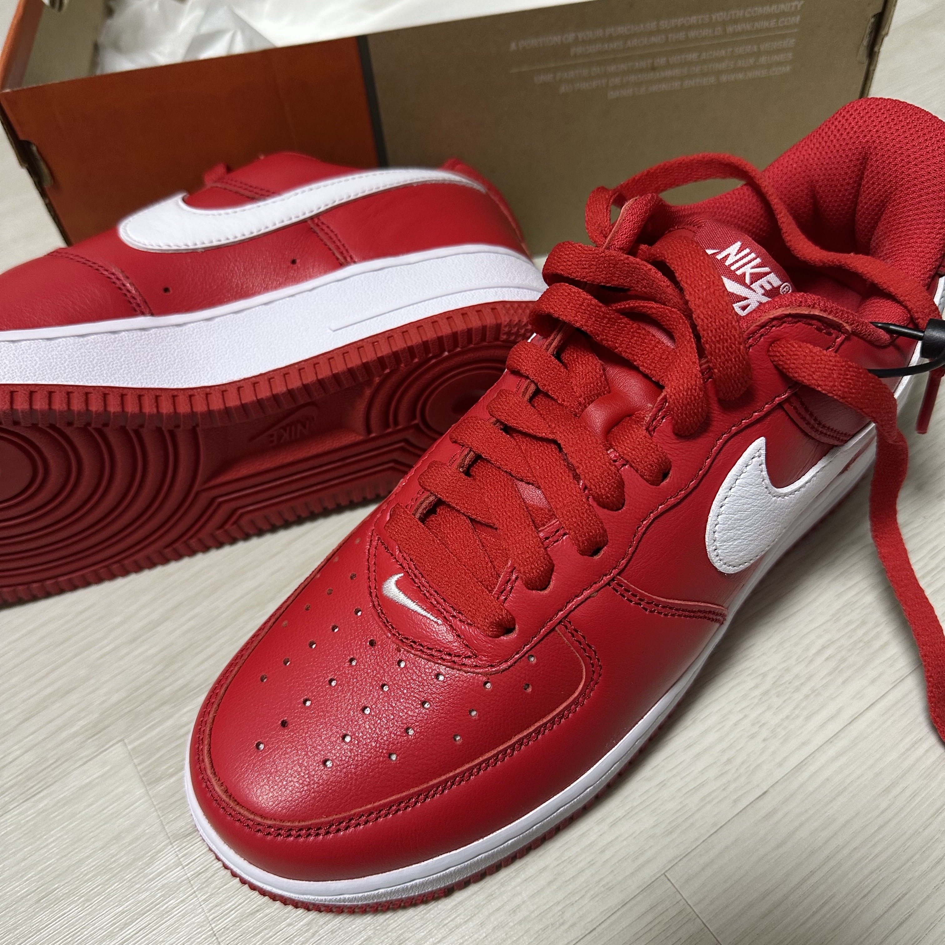 Nike Air Force 1 Low Retro Color of the Month University Red 착용 스타일