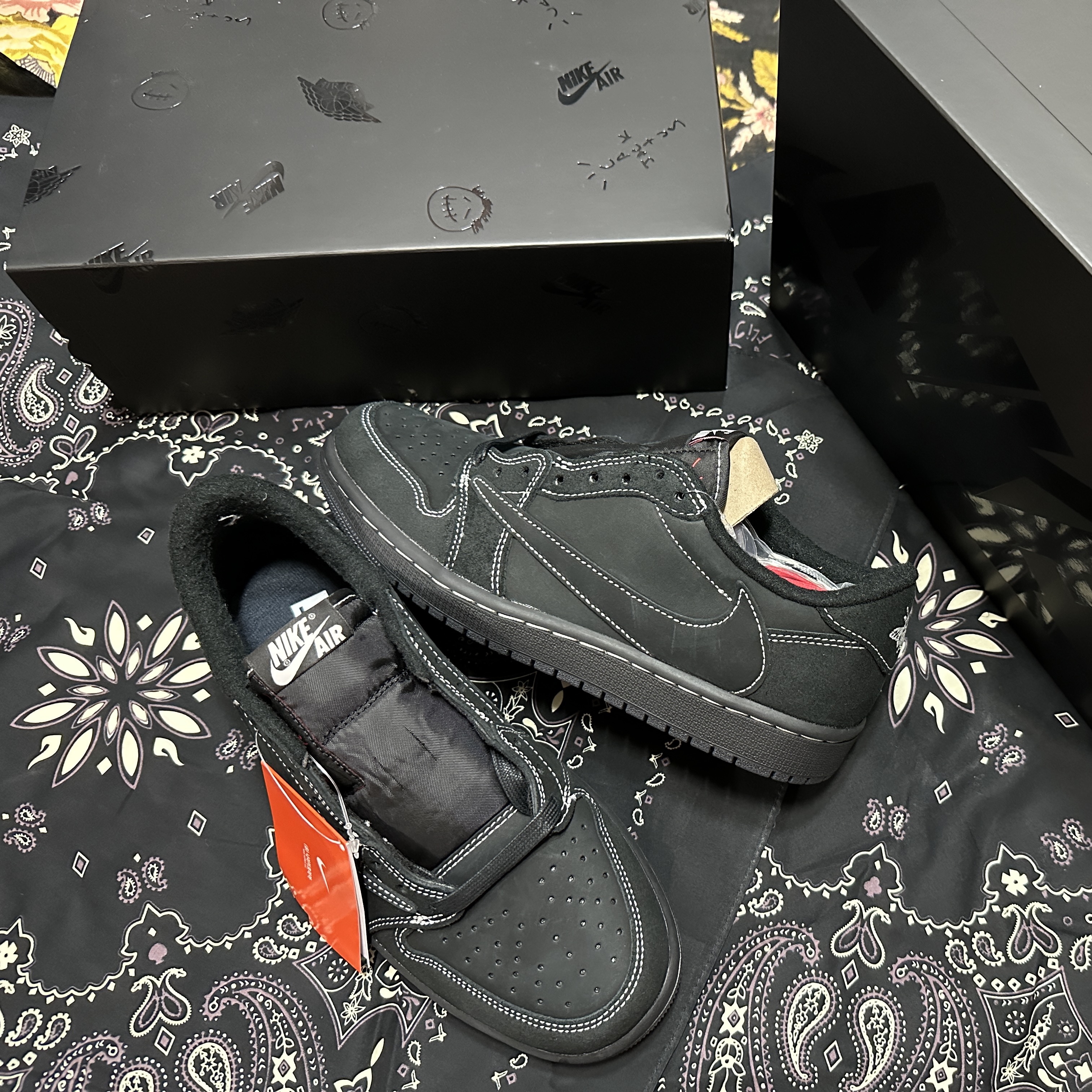 Jordan 1 x Travis Scott Retro Low OG SP Black Phantom 착용 스타일 - 2