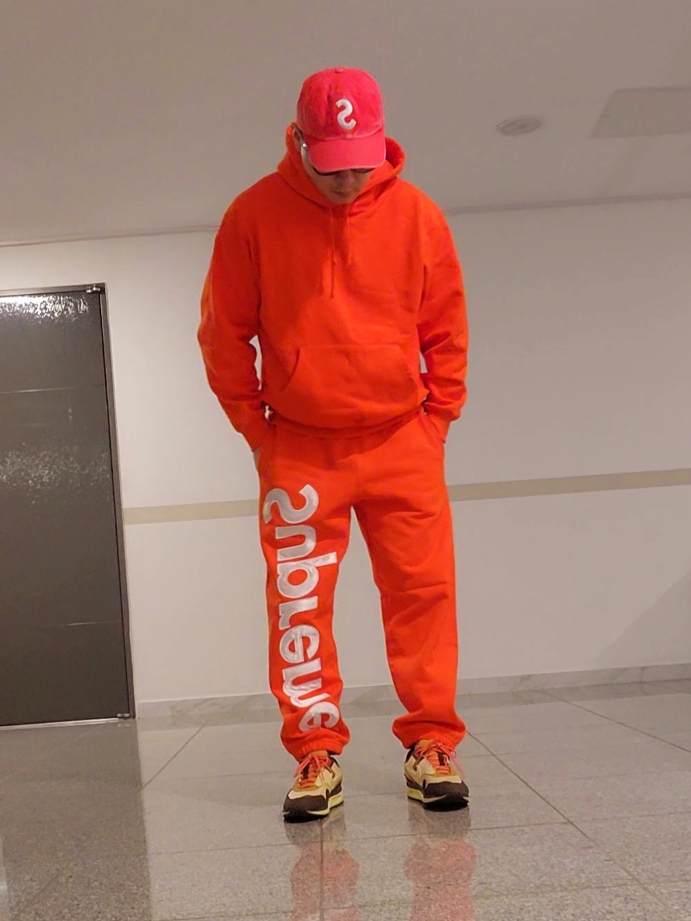 Supreme Satin Applique Hooded Sweatshirt Bright Orange - 24FW, Supreme Satin Applique Sweatpants Bright Orange - 24FW 착용 스타일 - 2