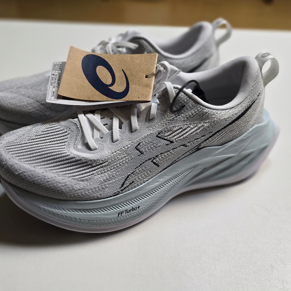 Asics Superblast 2 White Cool Grey 착용 스타일 - 2