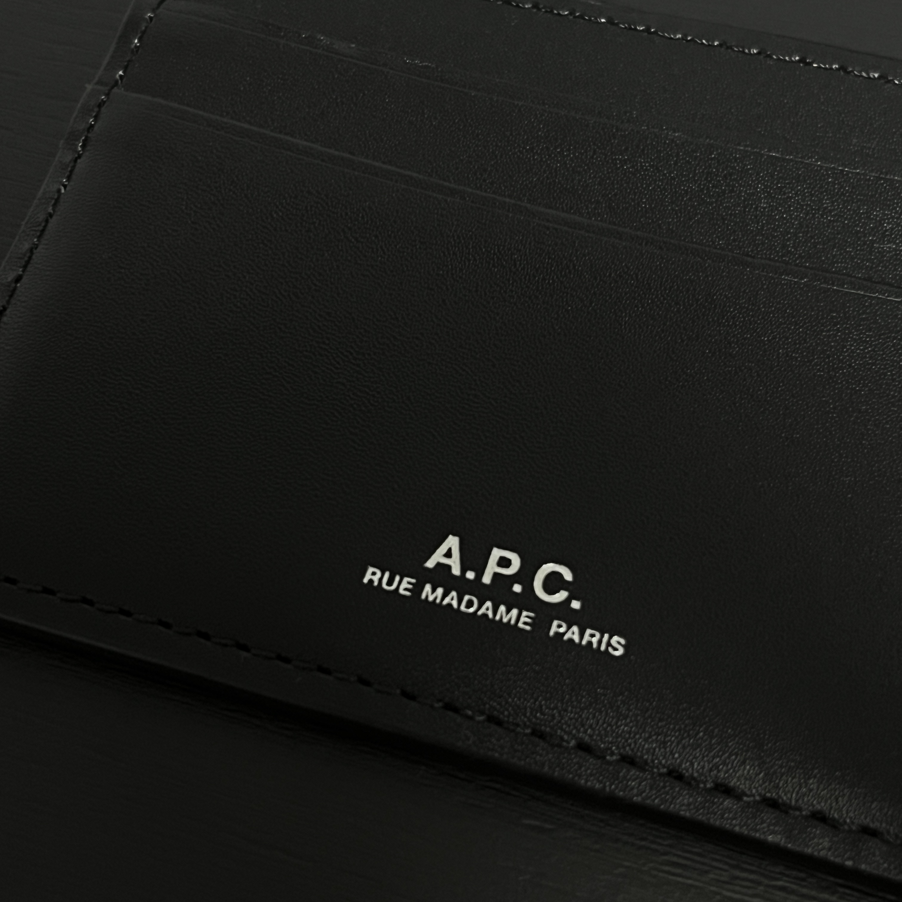 A.P.C. Andre Card Holder Black 착용 스타일
