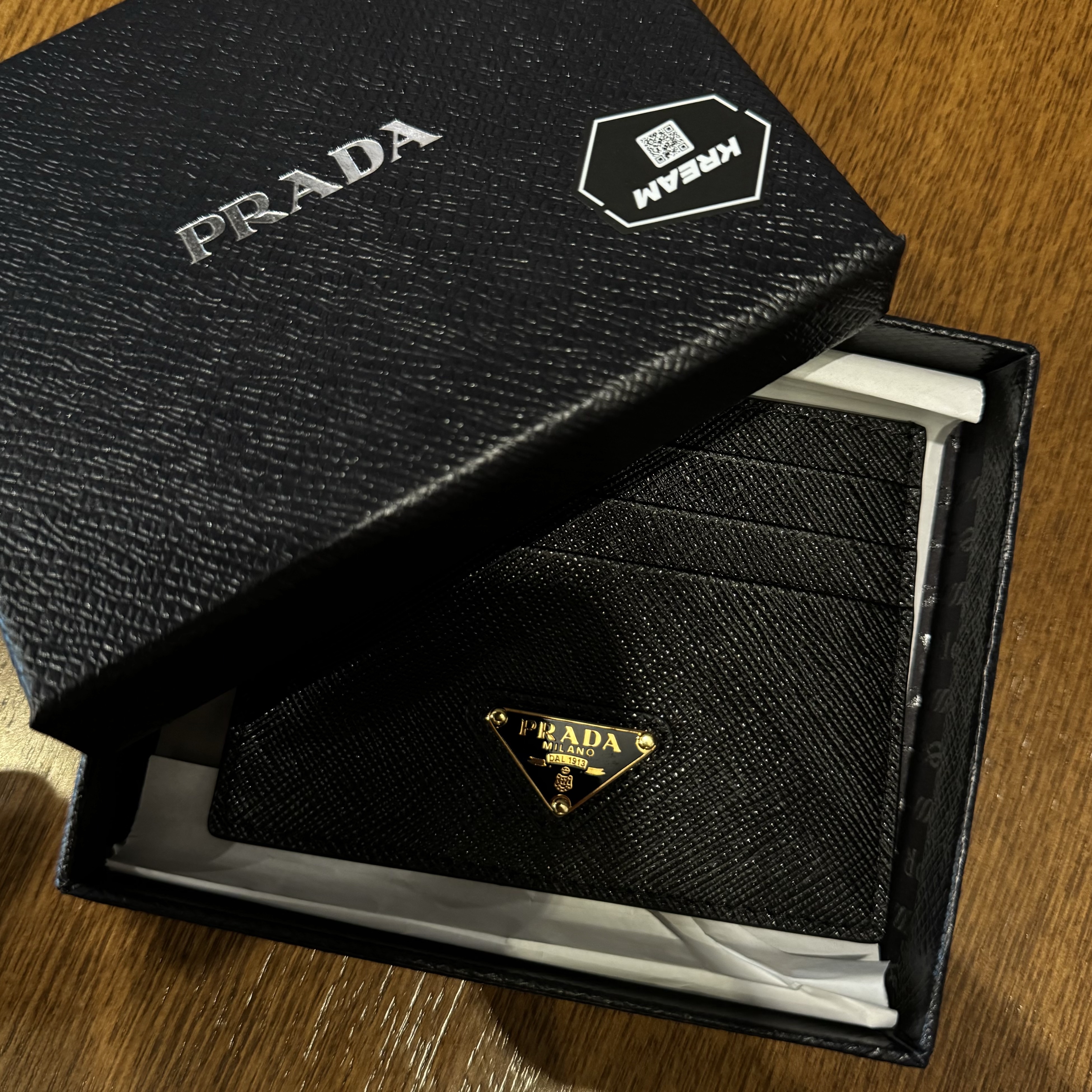 Prada Saffiano Leather Triangle Logo Card Holder Black Gold 착용 스타일