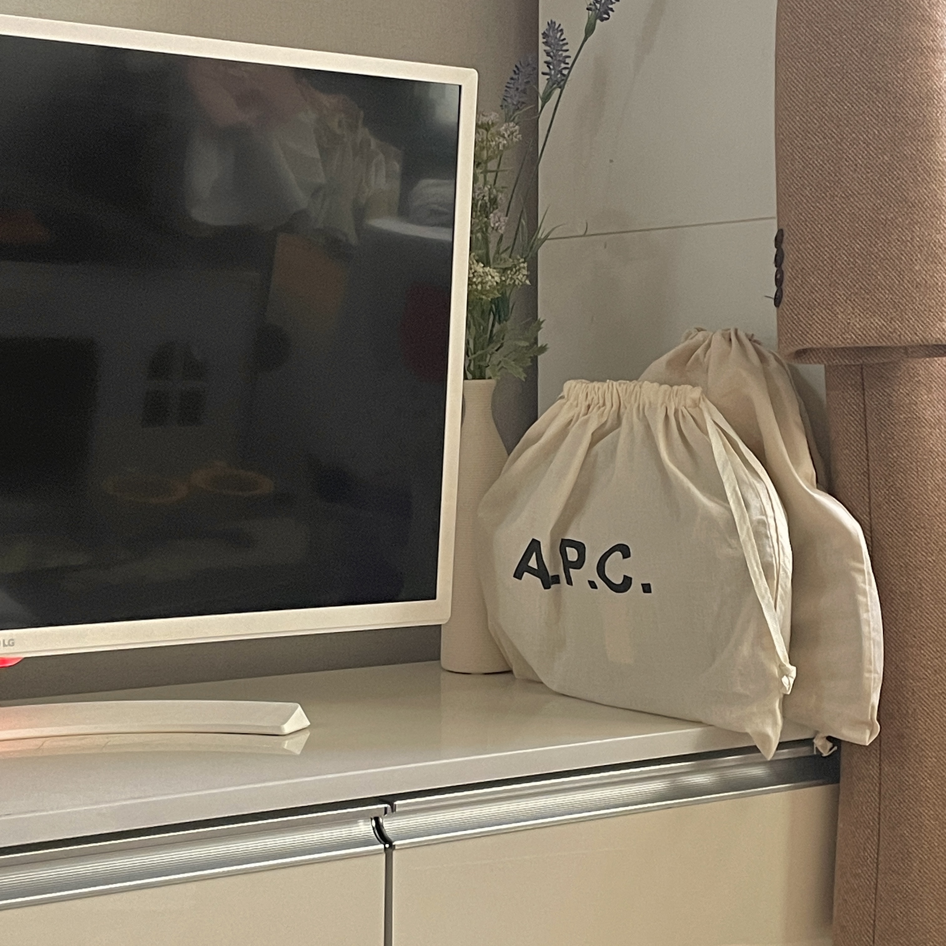 A.P.C. Grace Small Bag Nut Brown 착용 스타일 - 3