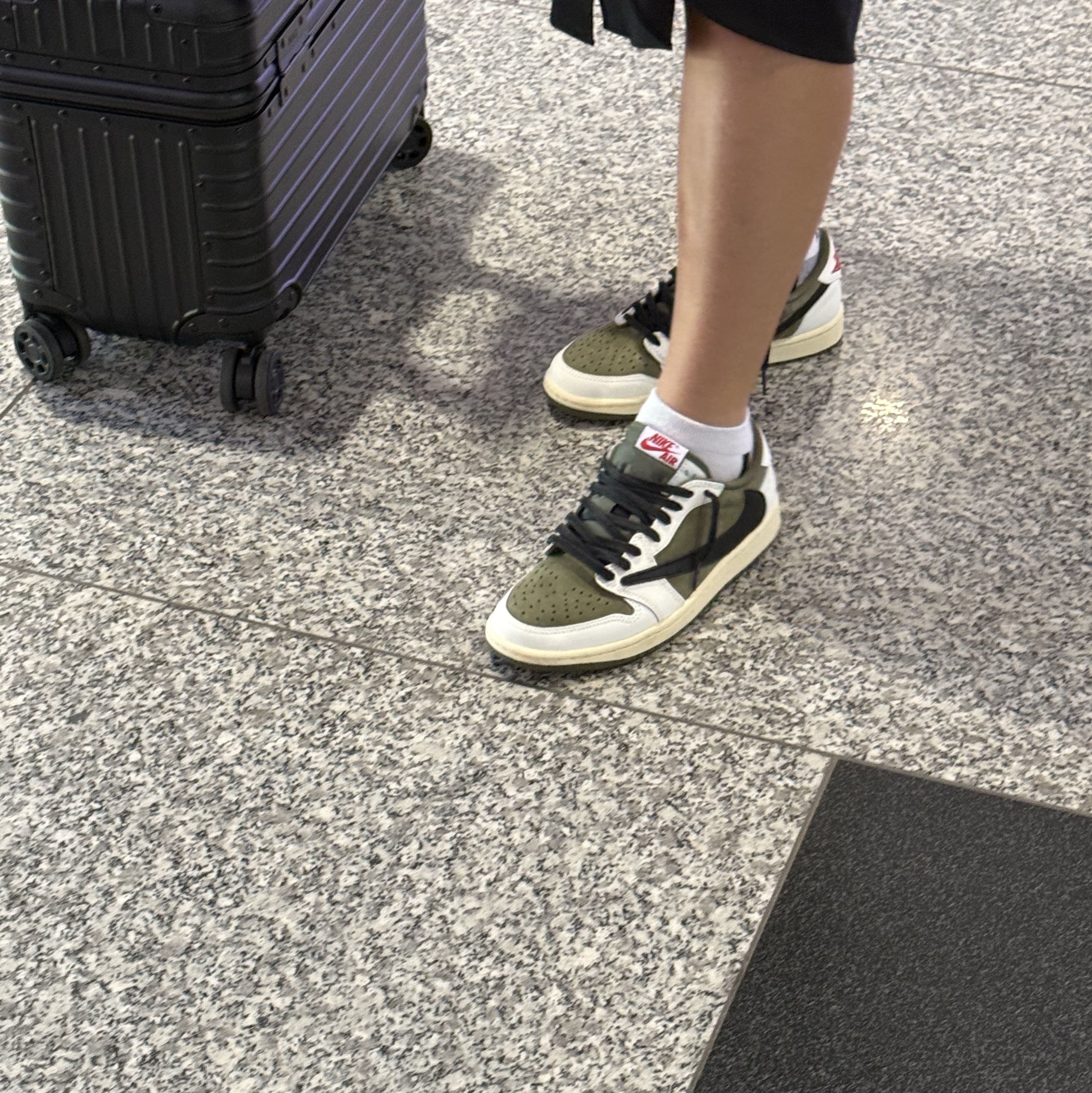Jordan 1 x Travis Scott Retro Low OG SP Reverse Olive 착용 스타일