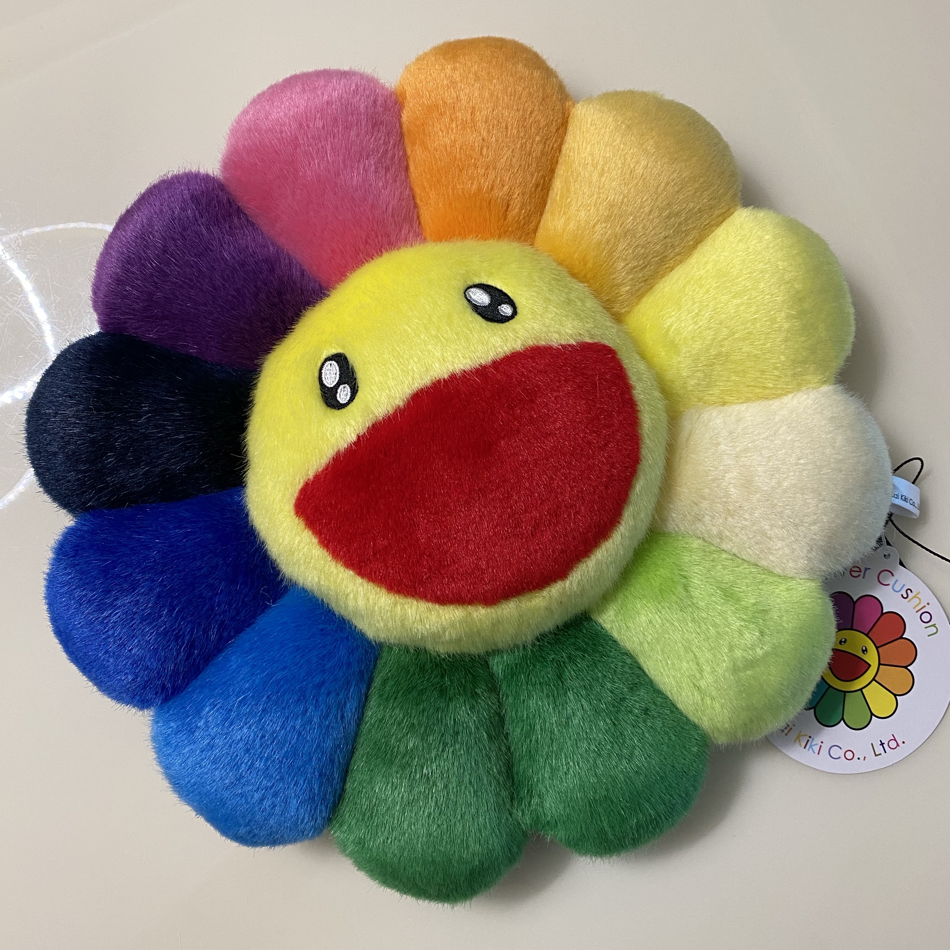 Kaikai Kiki Flower Cushion 30cm Rainbow 착용 스타일