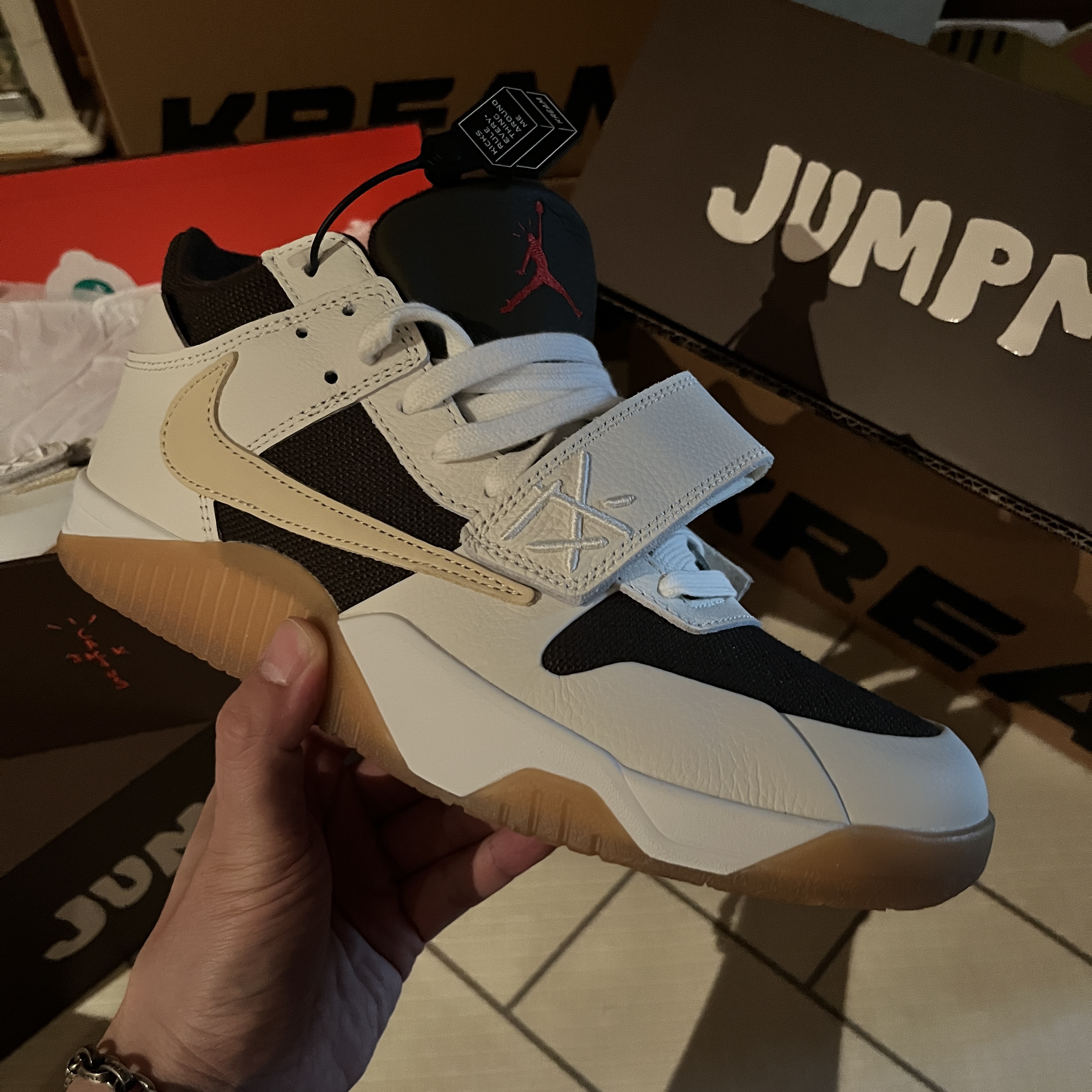 Jordan 1 x Travis Scott Retro Low OG SP Reverse Olive, Jordan x Travis Scott Jumpman Jack TR Sail and Dark Mocha 착용 스타일 - 4