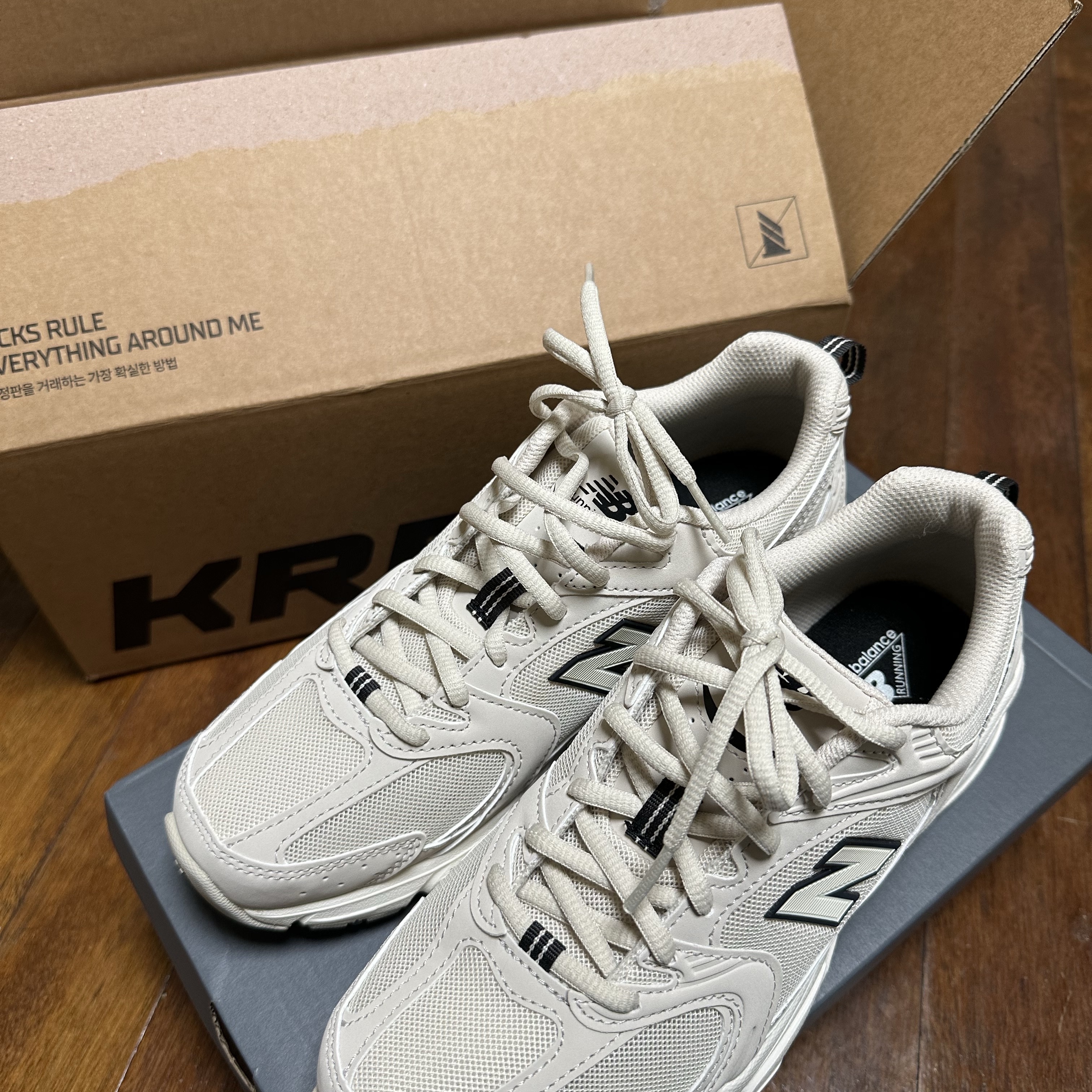 New Balance 530 Ivory 착용 스타일