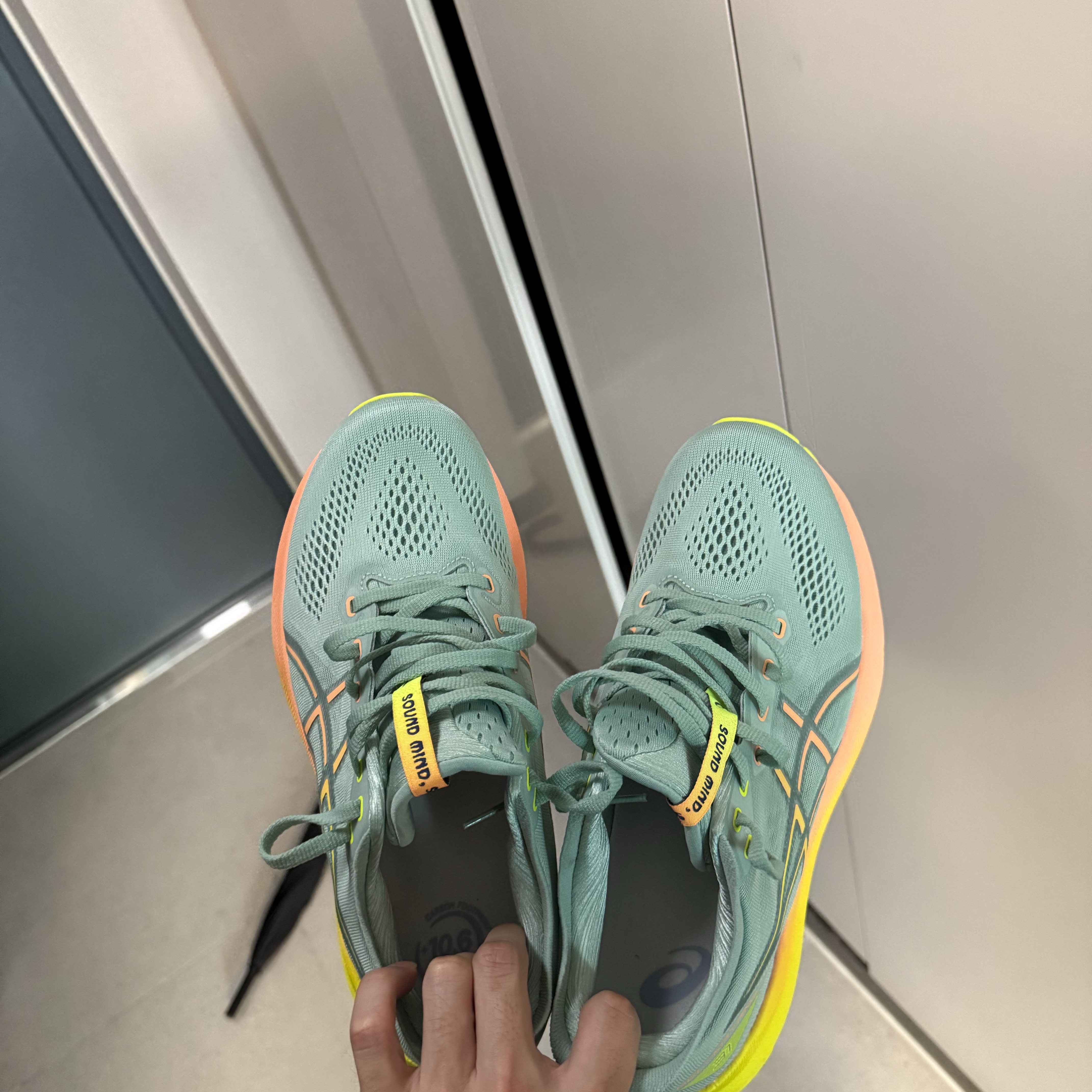 Asics Gel-Kayano 31 Paris Light Celadon Safety Yellow 착용 스타일