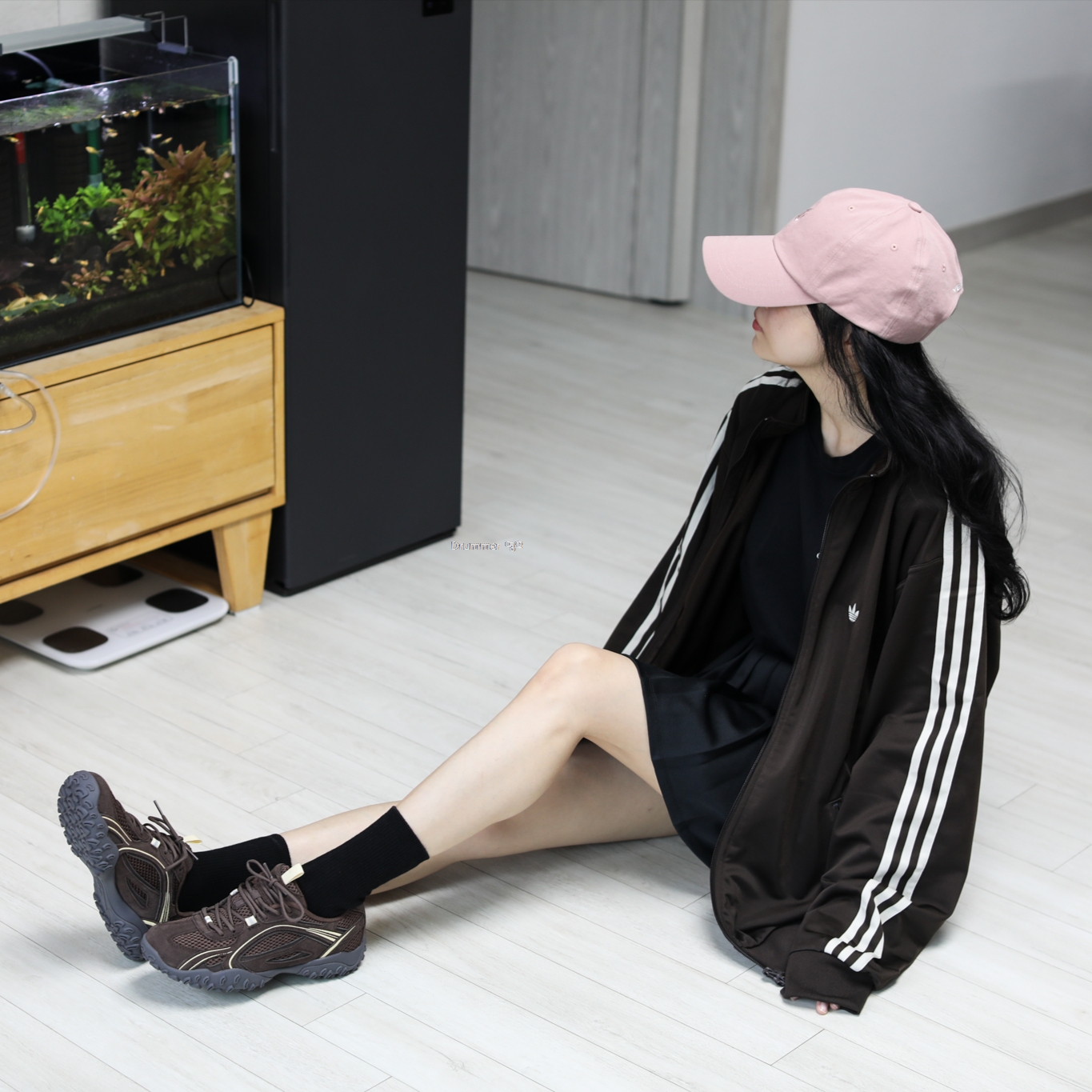 Adidas Originals Track Jacket Gender Neutral Dark Brown Wonder White - KR Sizing, Fila Echappe Choco 착용 스타일