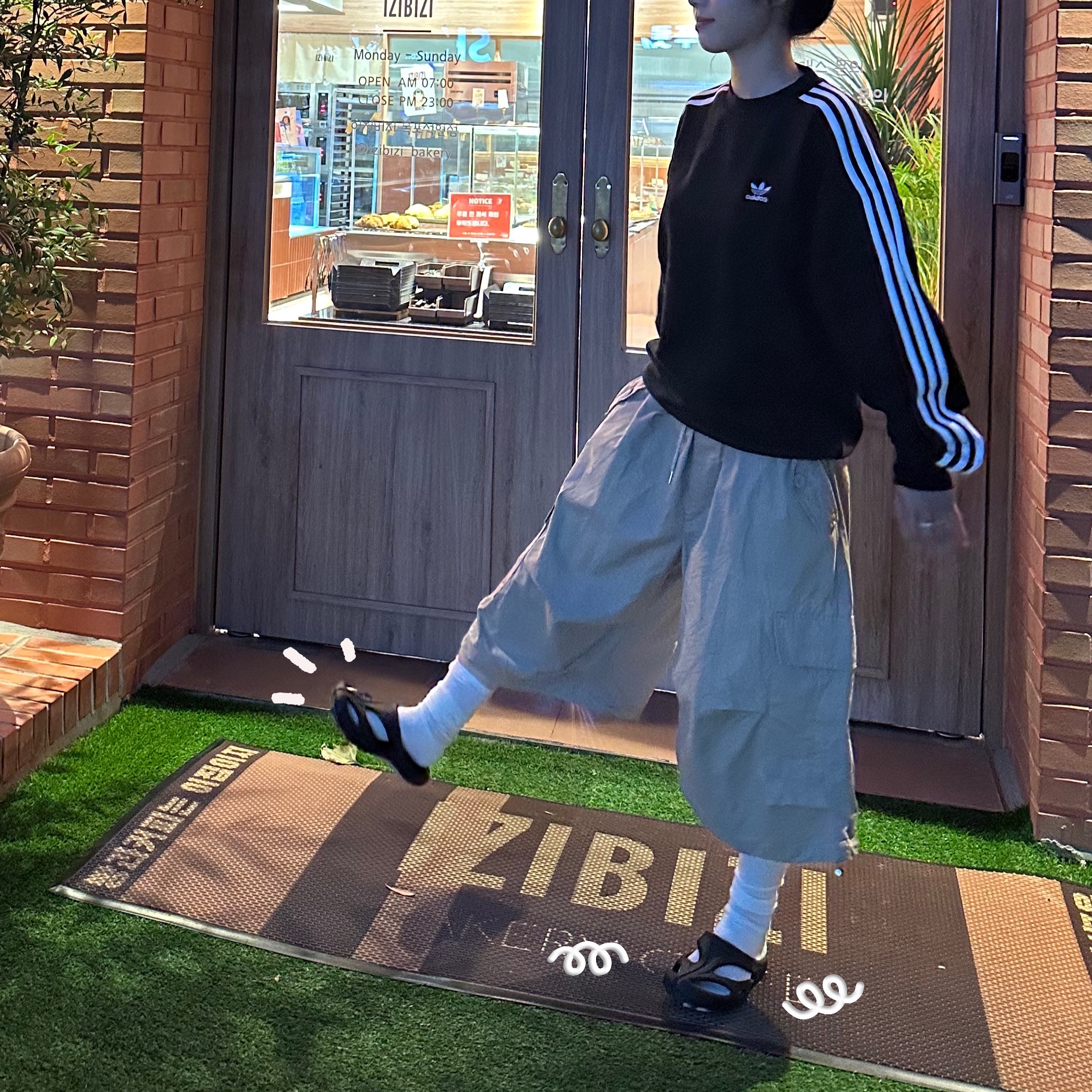 Adidas Adicolor Oversized Crew Sweatshirt Black - KR Sizing, (W) Keen Shanti Black Dawn Blue 착용 스타일