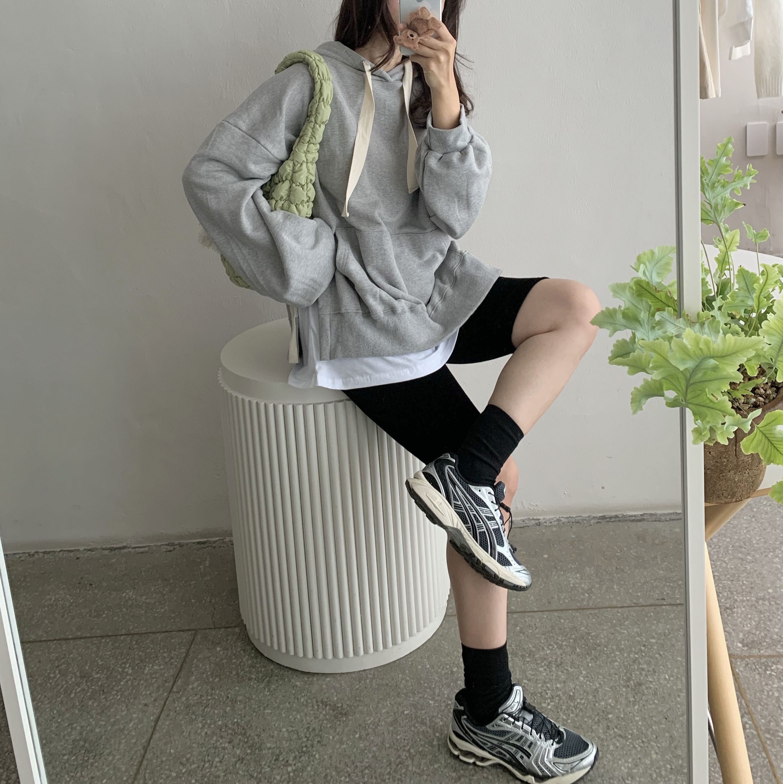 Asics Unlimited Gel-Kayano 14 Carrier Grey Black, COS Quilted Mini Bag Light Green 착용 스타일 - 1