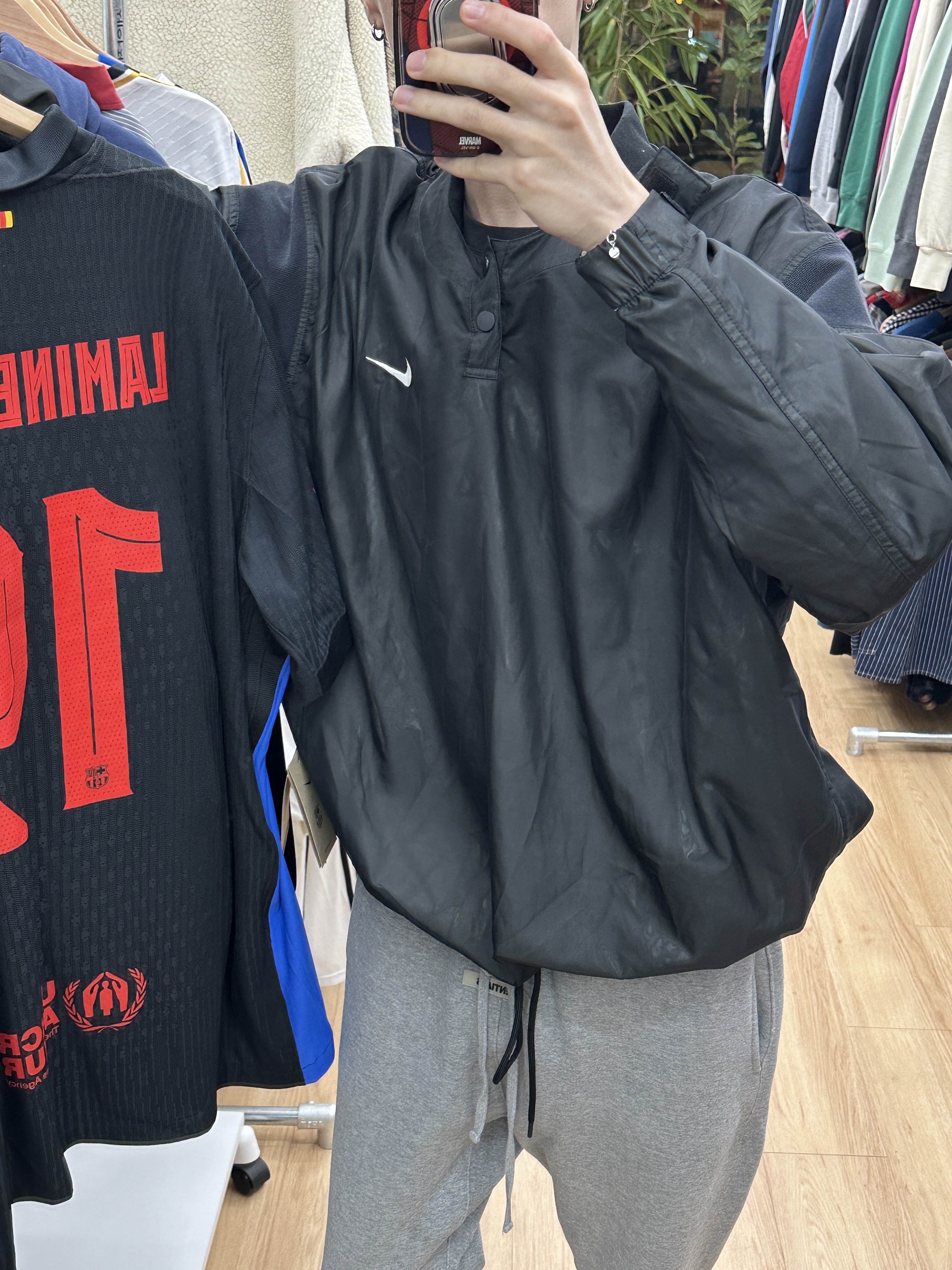 Nike x Fear of God NRG LS Henley Top Black 착용 스타일 - 3