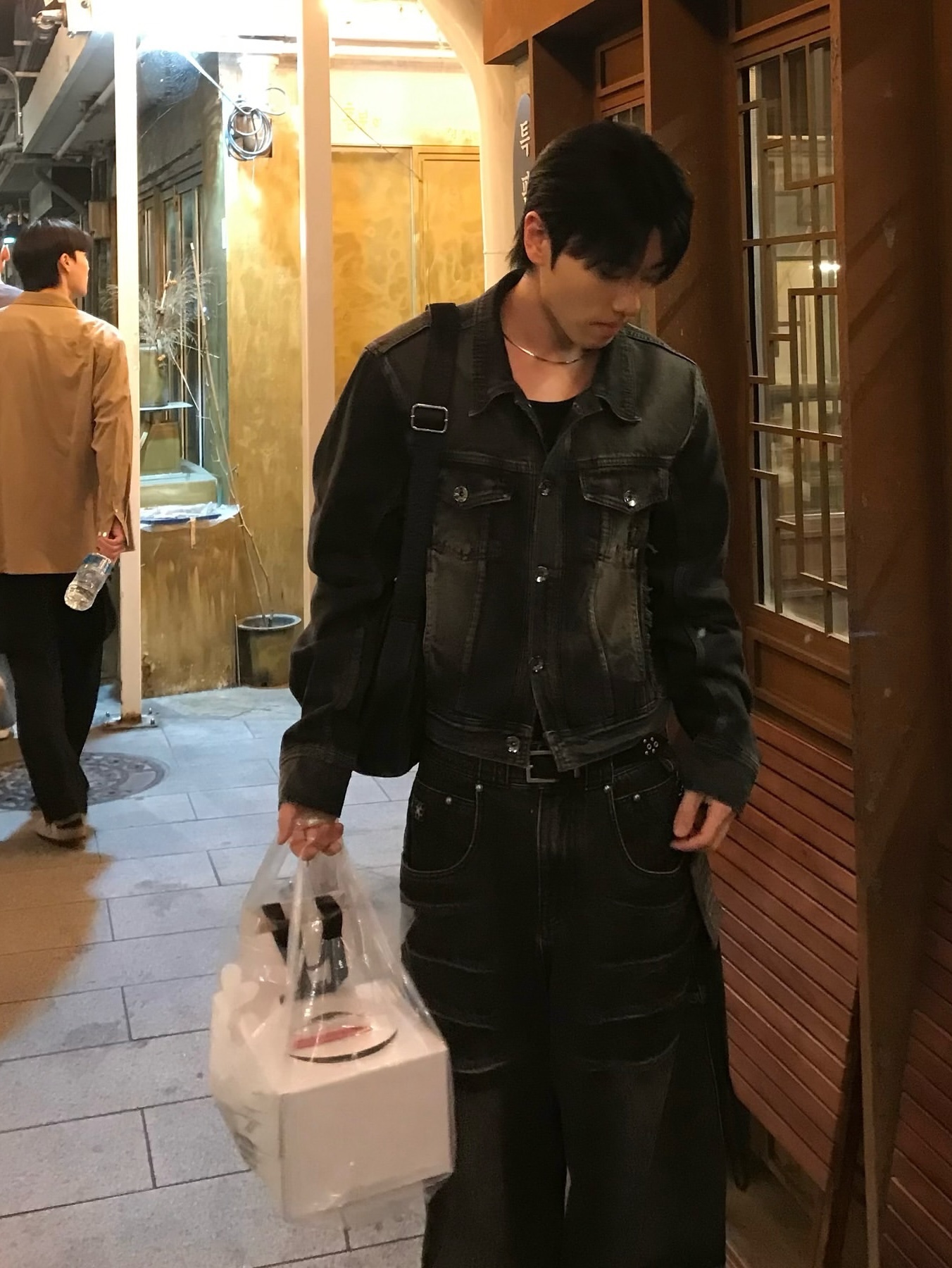 [KREAM 단독] BLR Signature Raw Cut Washing Denim Trucker Jacket Black 착용 스타일