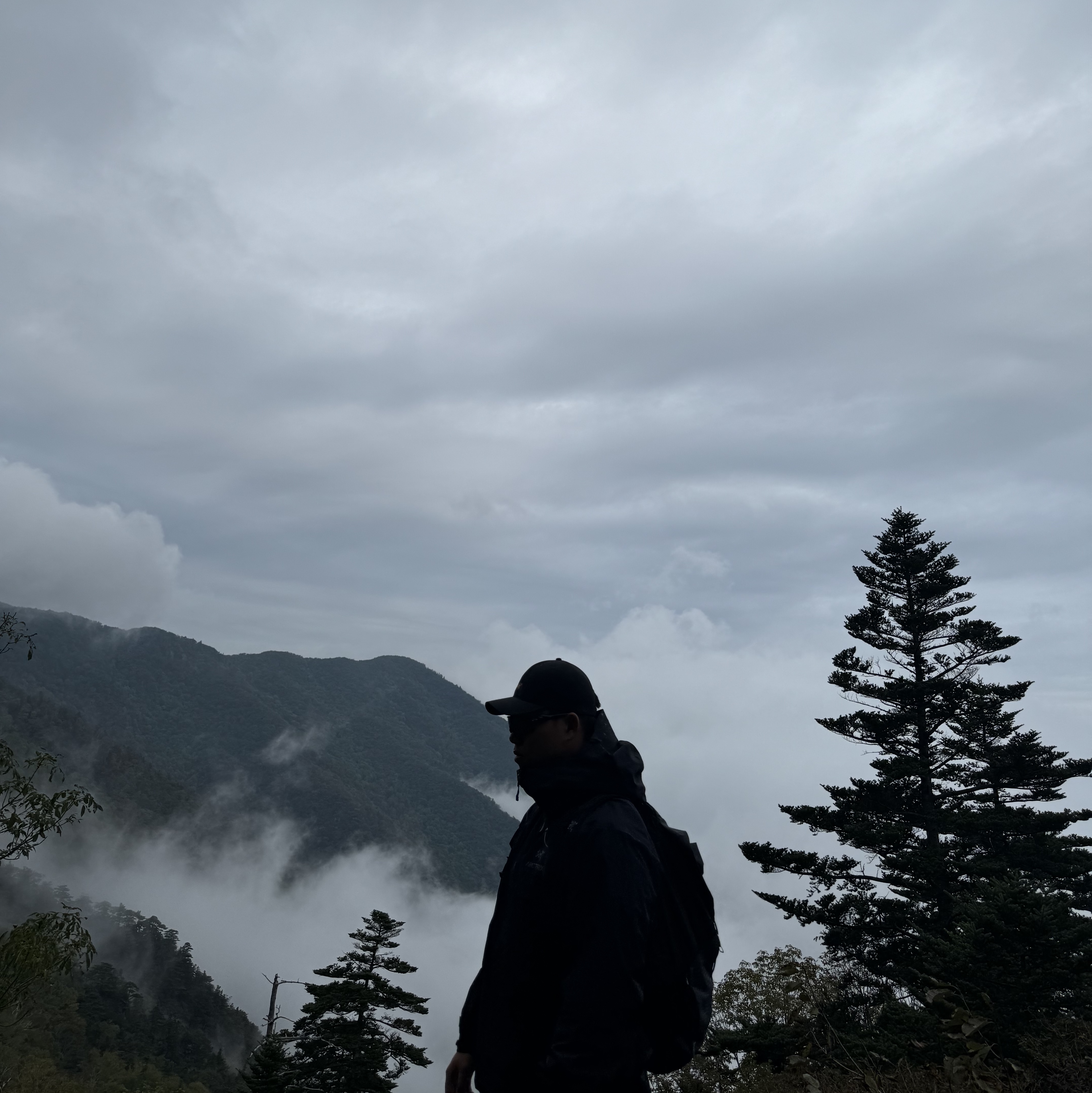 Arc'teryx Aerios 35 Backpack Black, Oakley Radar EV Path Polished Black Frame Prizm Black Lenses High Bridge Fit 착용 스타일