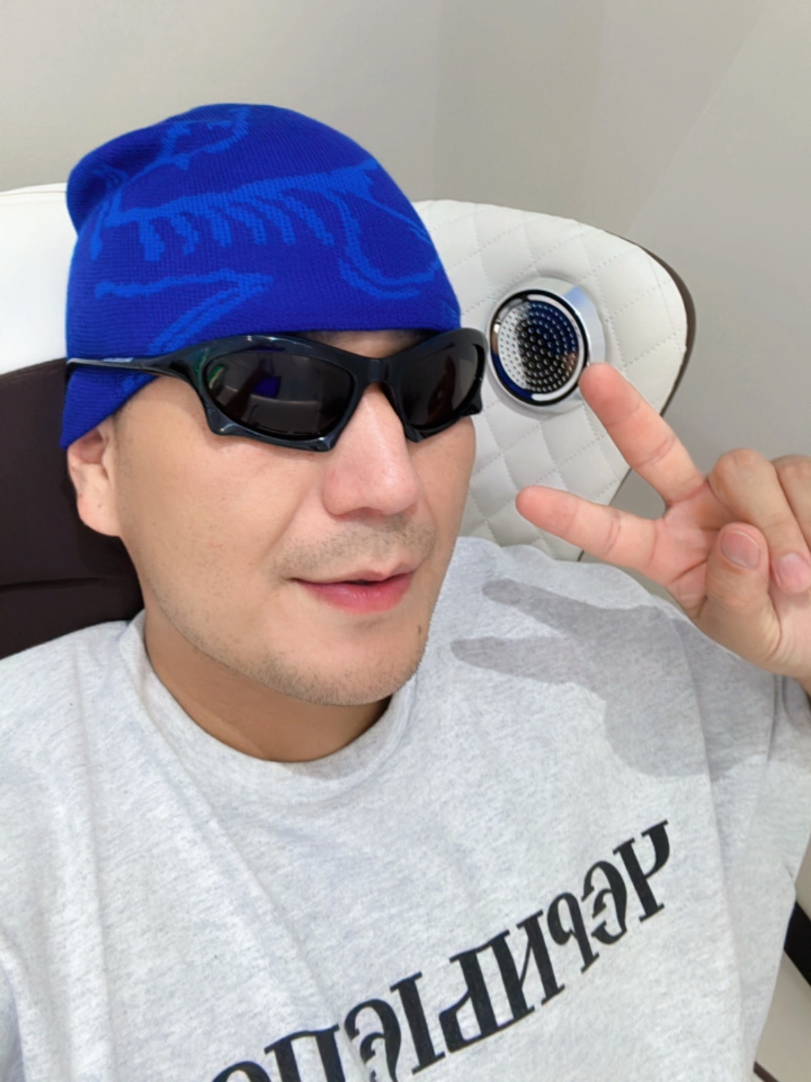 Arc'teryx Bird Head Toque Fluidity, Balenciaga Bat Rectangle Sunglasses Black 착용 스타일