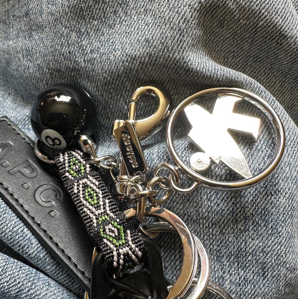 Stussy Surfman Keychain Silver, A.P.C. Keyring Black 착용 스타일
