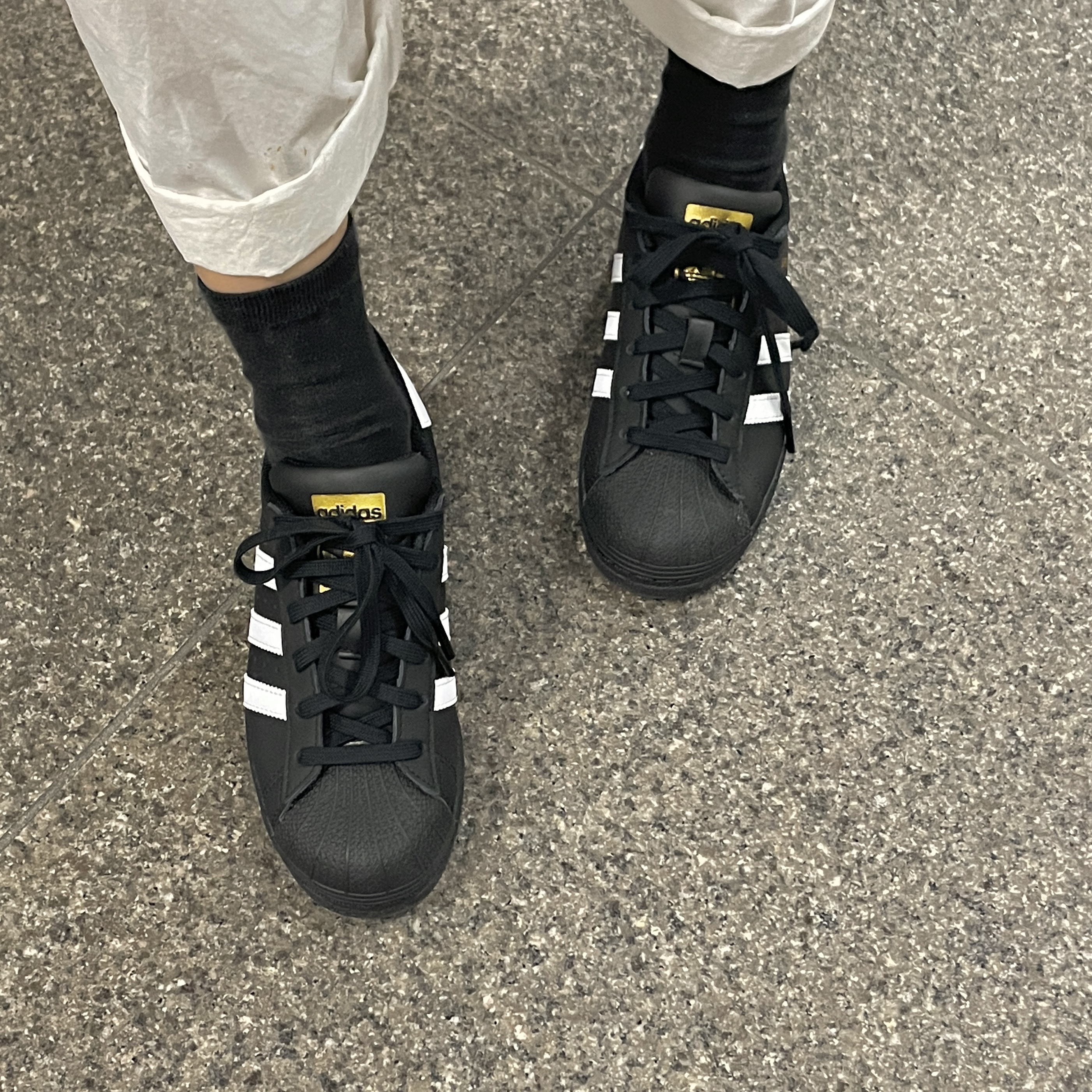 (J) Adidas Superstar Black White 착용 스타일 - 8