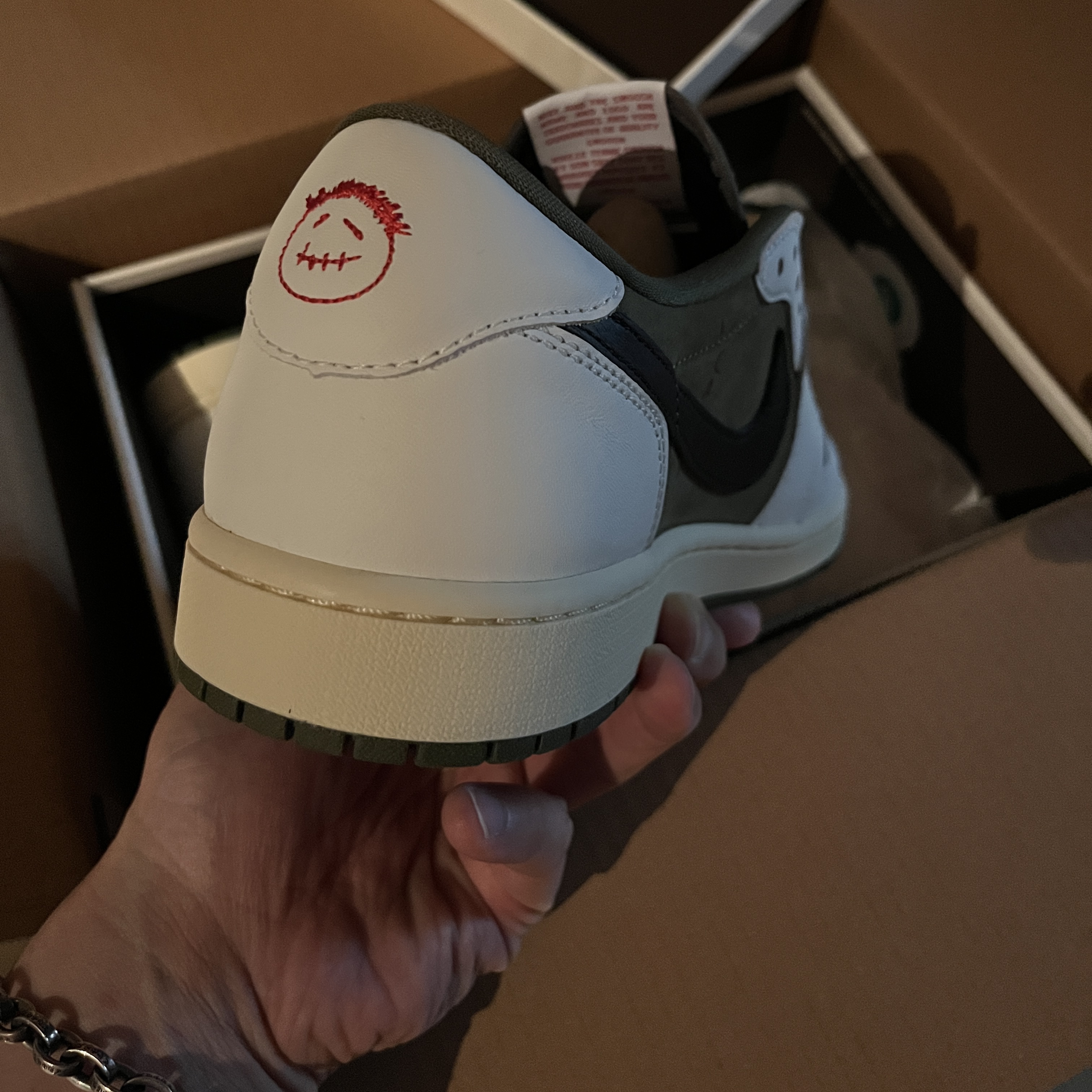 Jordan 1 x Travis Scott Retro Low OG SP Reverse Olive, Jordan x Travis Scott Jumpman Jack TR Sail and Dark Mocha 착용 스타일 - 2