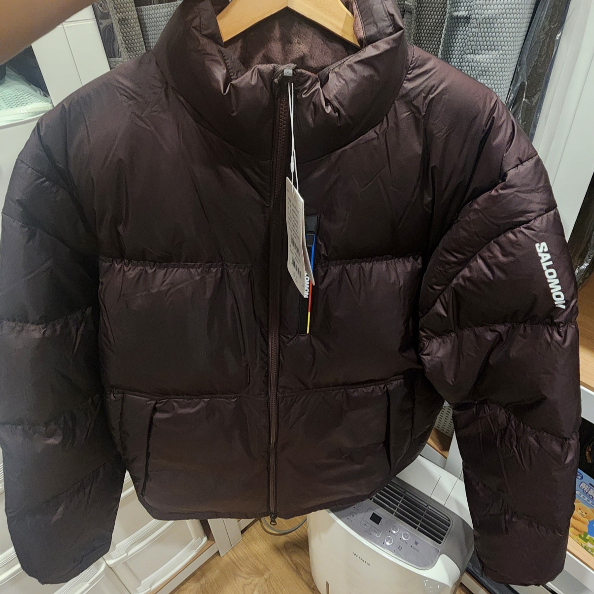Salomon Contour Down Jacket Chocolate 착용 스타일