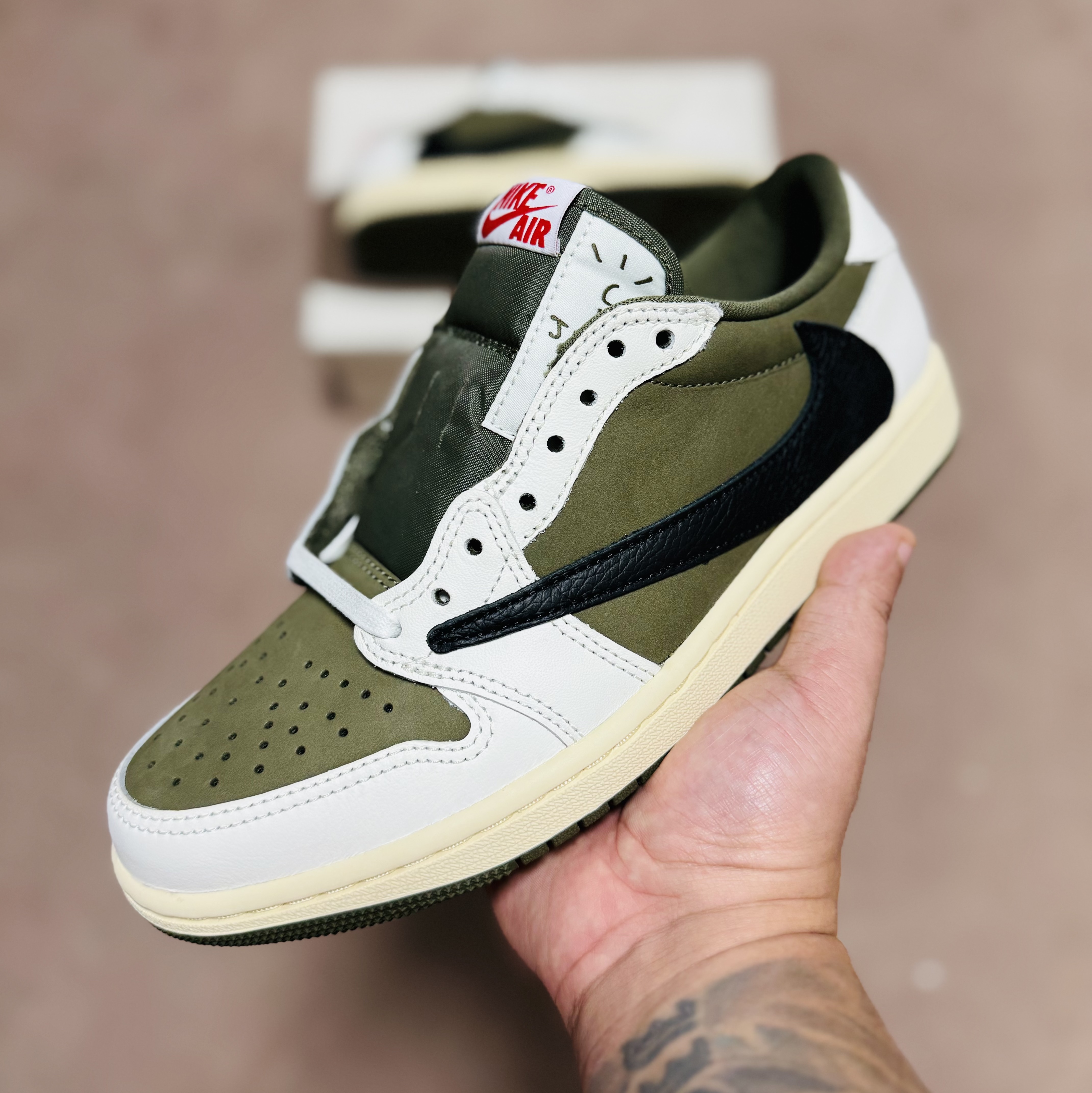 Jordan 1 x Travis Scott Retro Low OG SP Reverse Olive 착용 스타일