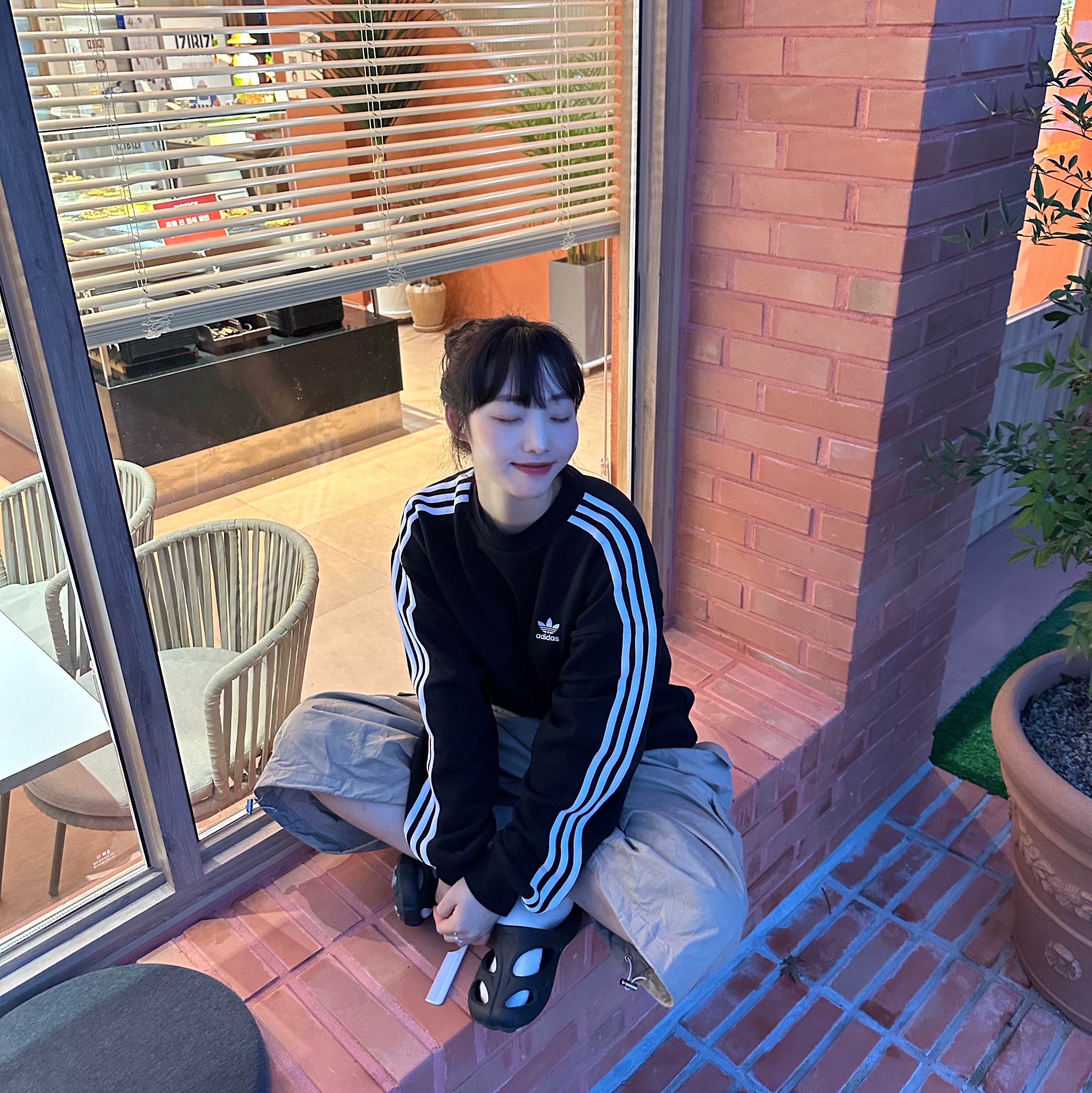 Adidas Adicolor Oversized Crew Sweatshirt Black - KR Sizing, (W) Keen Shanti Black Dawn Blue 착용 스타일 - 1