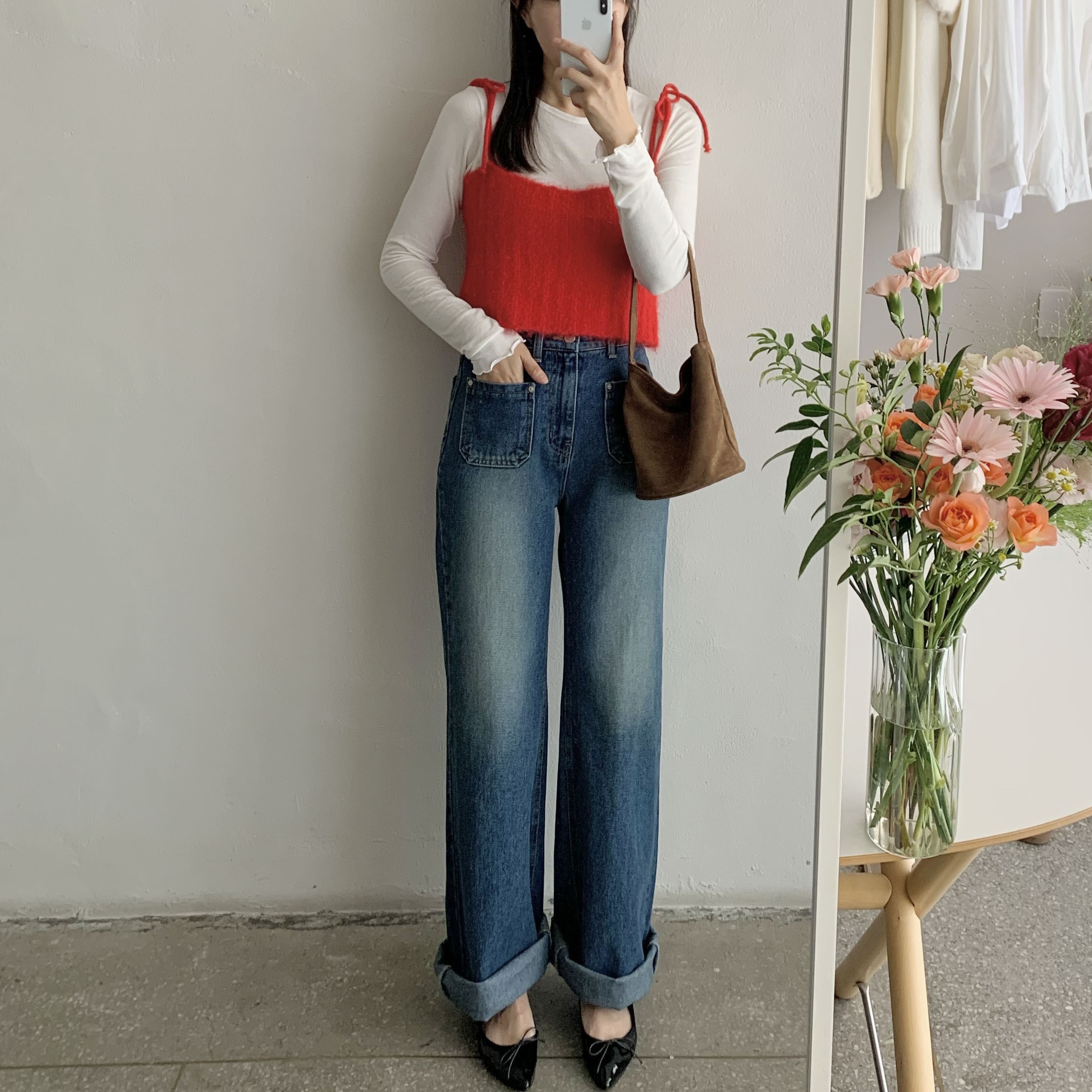 COS Quilted Micro Bag Black 착용 스타일 - 3