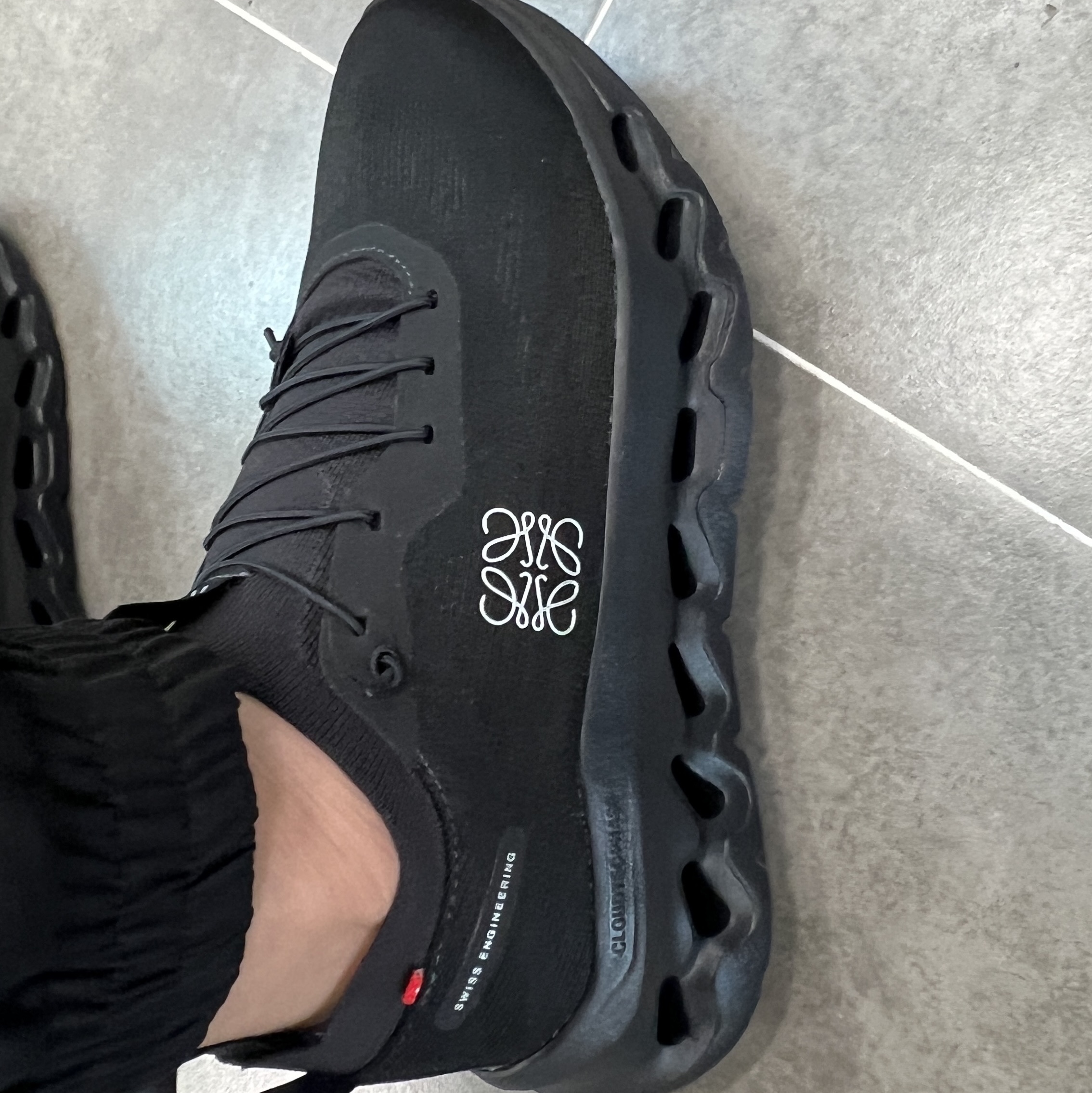 Loewe x On Running Cloudtilt All Black 착용 스타일 - 2