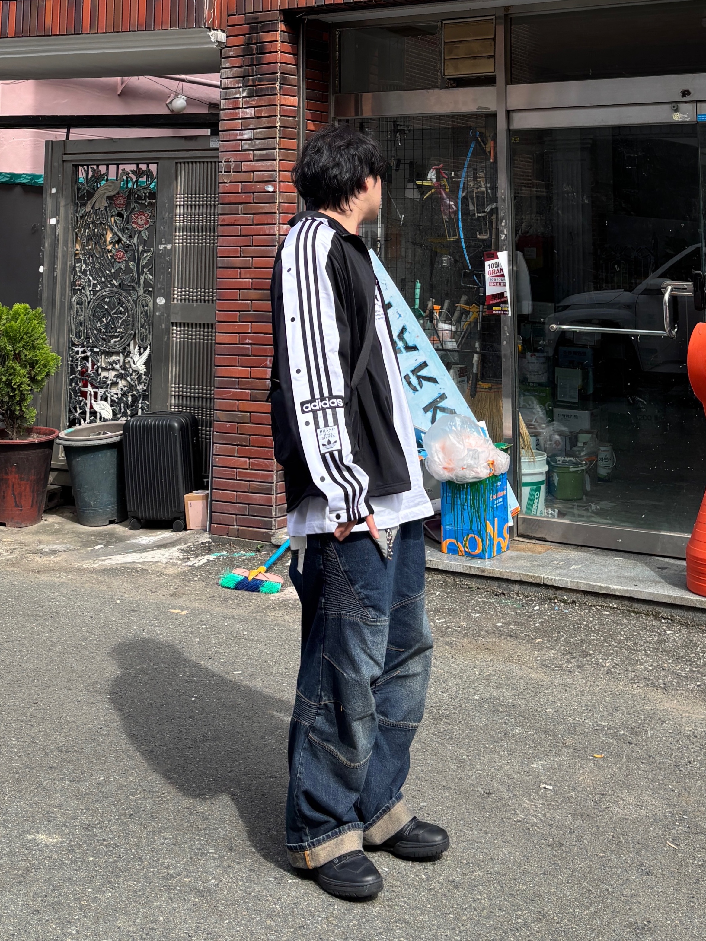 New Balance 550 Triple Black - 2E Wide 착용 스타일 - 1