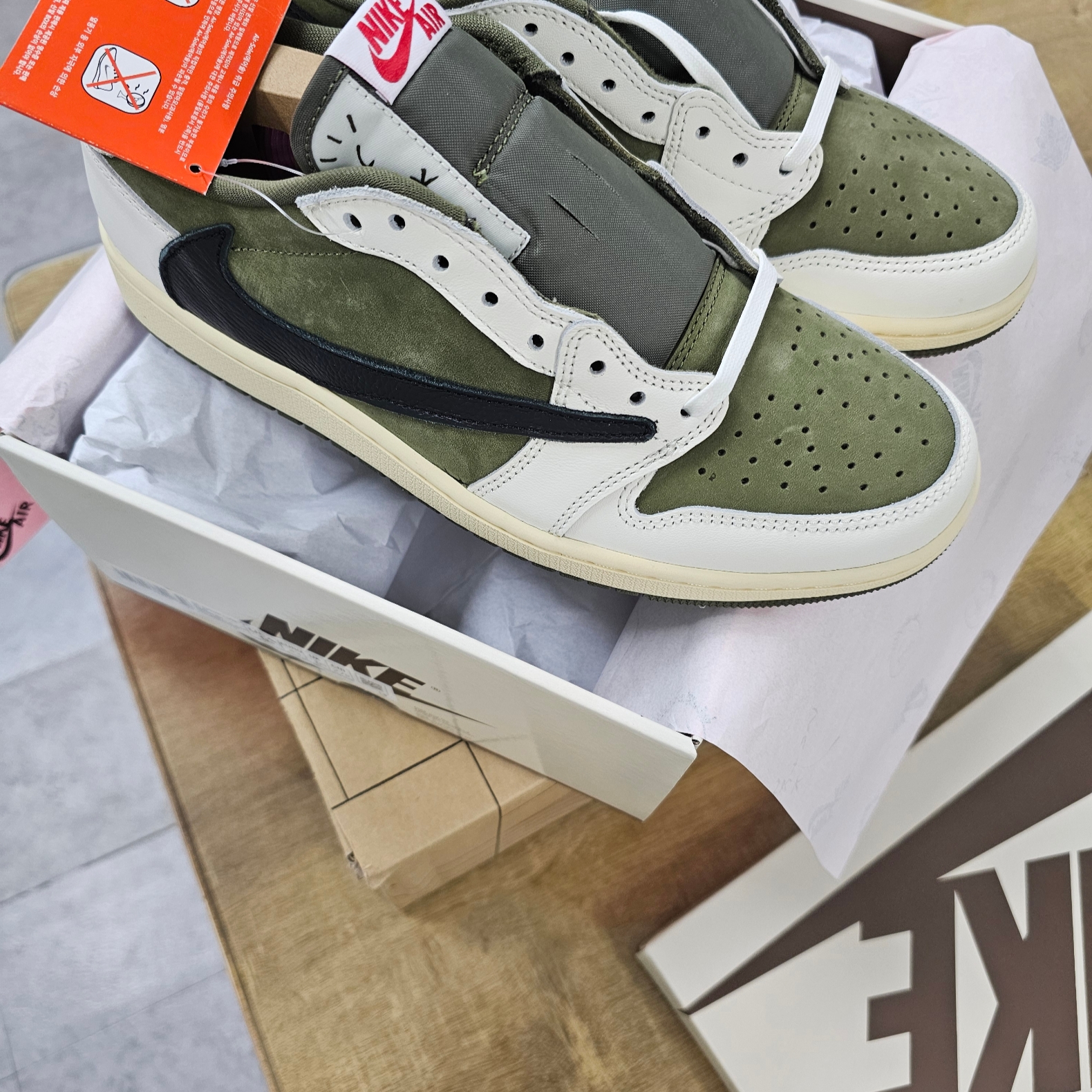 Jordan 1 x Travis Scott Retro Low OG SP Reverse Olive 착용 스타일