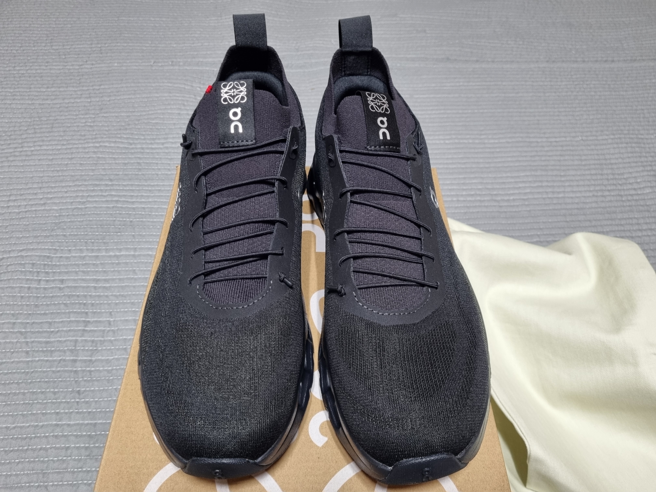Loewe x On Running Cloudtilt All Black 착용 스타일 - 3