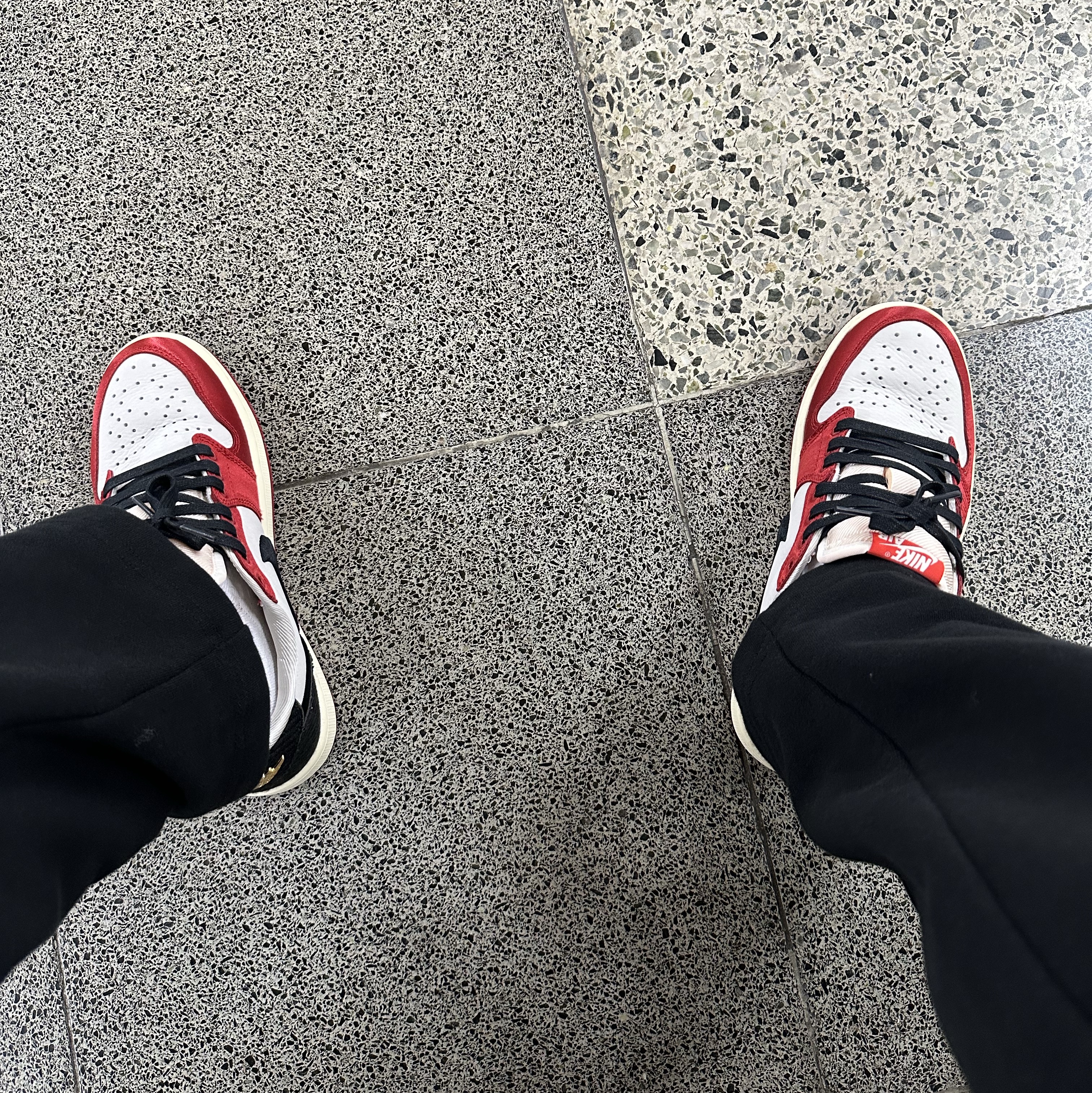Jordan 1 x Trophy Room Retro Low OG SP Sail Varsity Red 착용 스타일