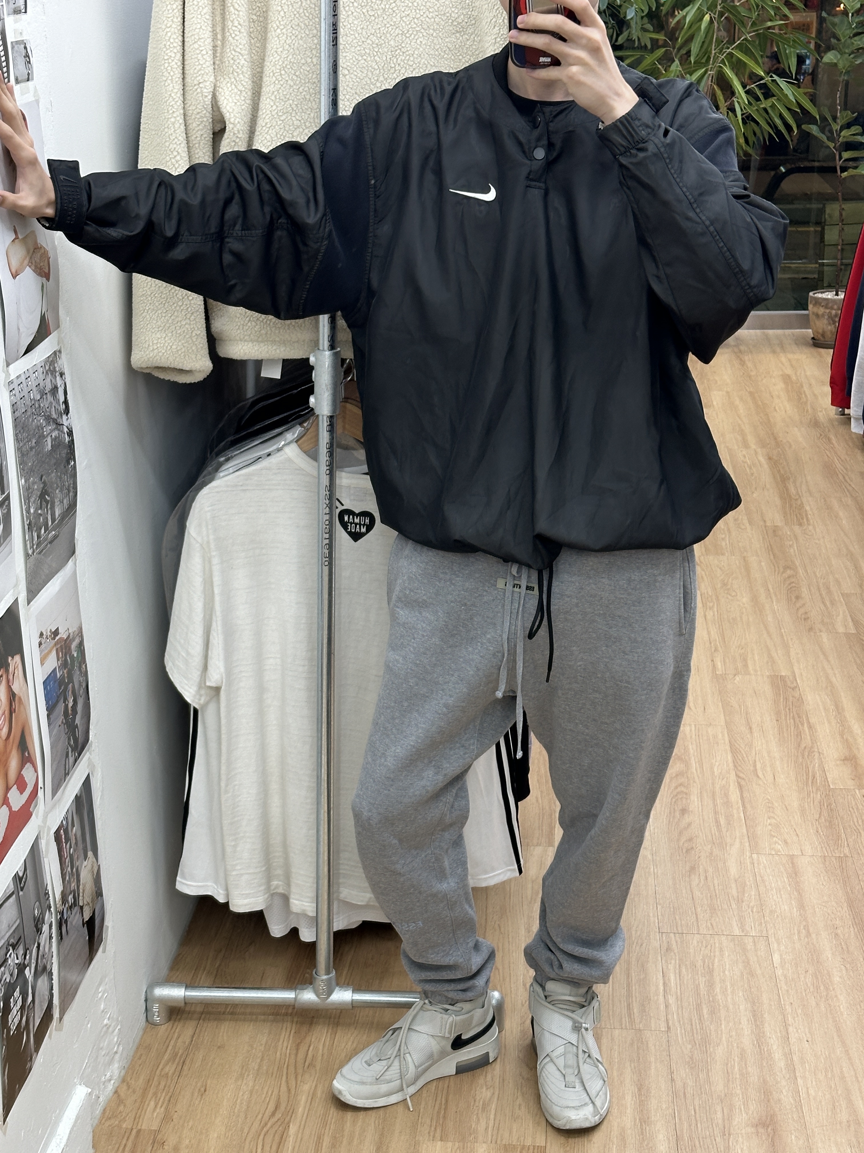 Nike x Fear of God NRG LS Henley Top Black 착용 스타일 - 2